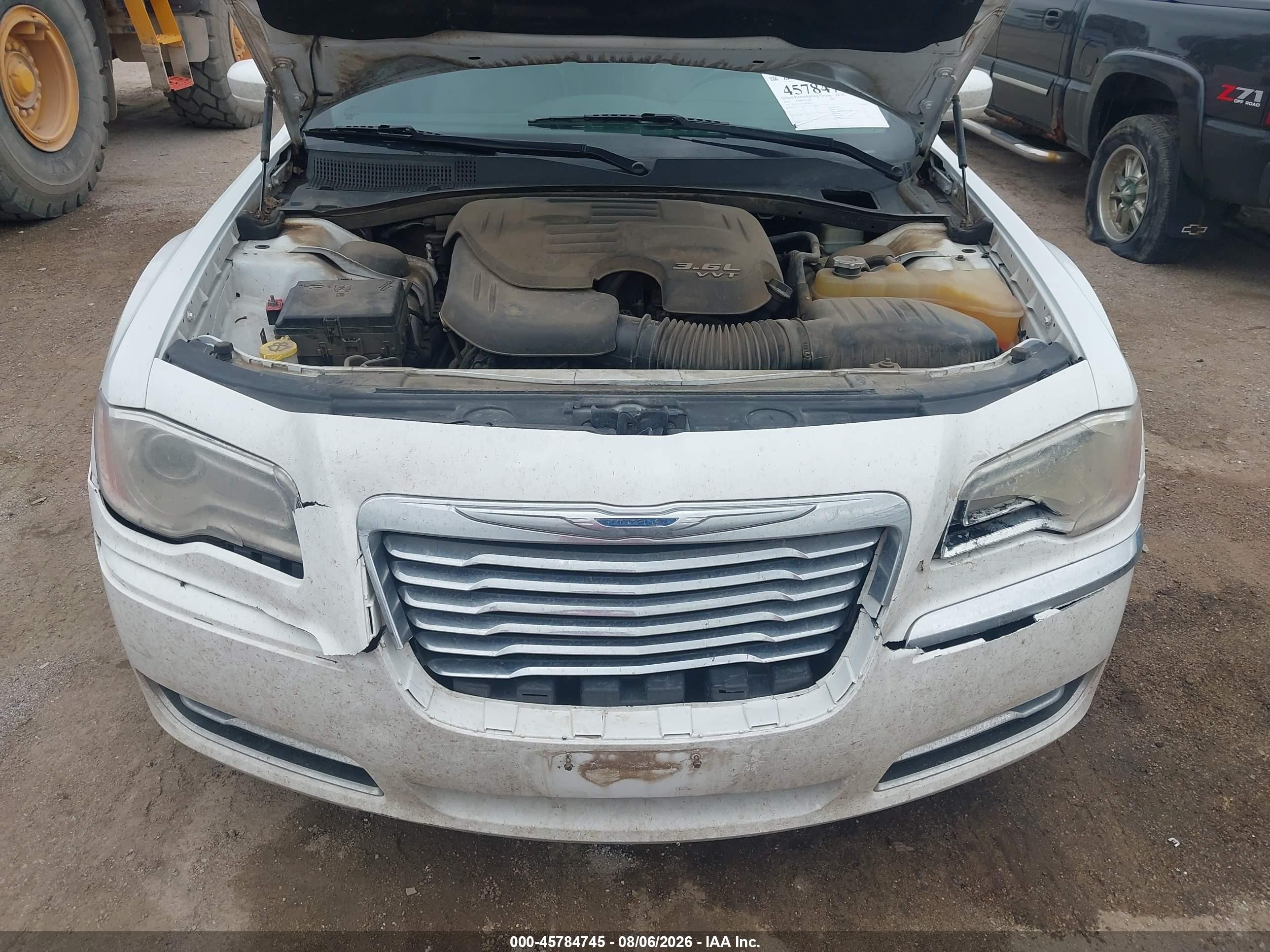 2014 Chrysler 300   White vin: 2C3CCAAG2EH380570
