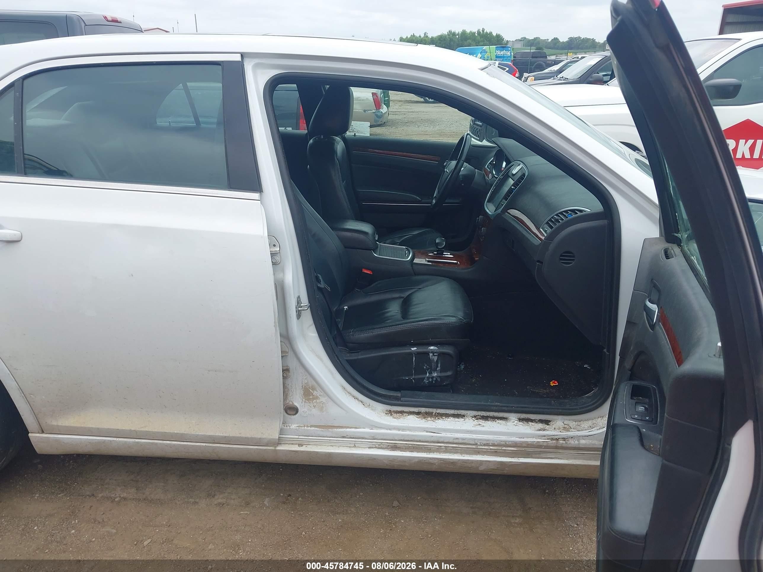 2014 Chrysler 300   White vin: 2C3CCAAG2EH380570