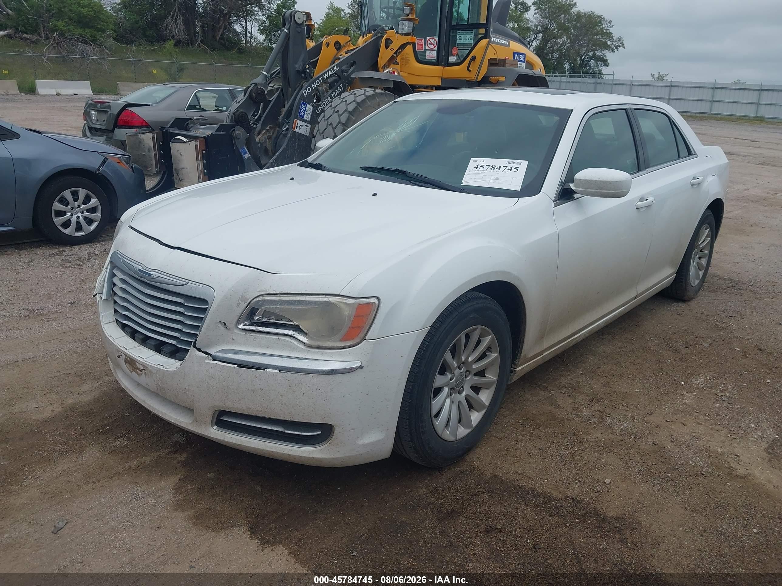 2014 Chrysler 300   White vin: 2C3CCAAG2EH380570