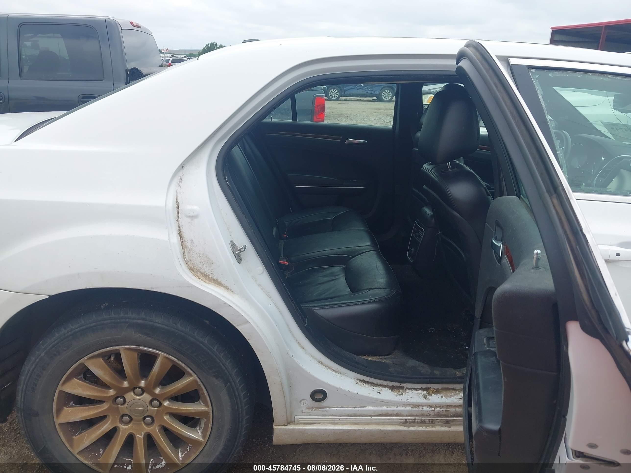 2014 Chrysler 300   White vin: 2C3CCAAG2EH380570