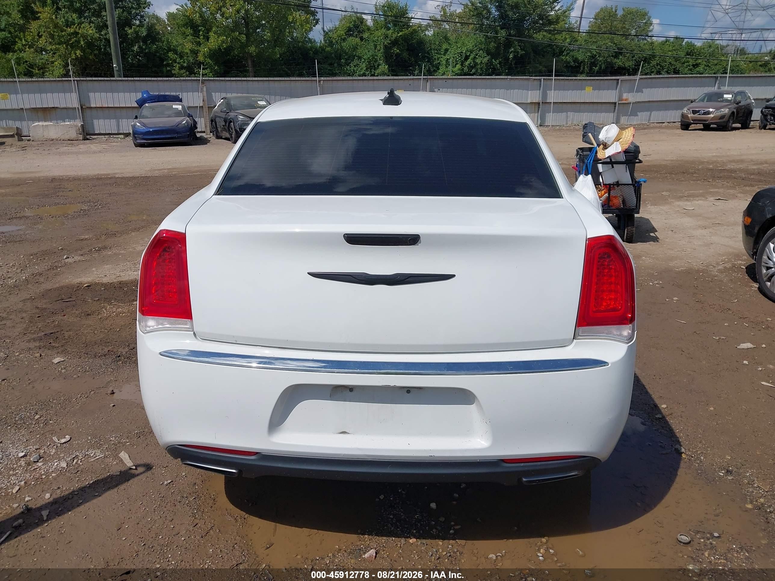 2015 Chrysler 300 Limited White vin: 2C3CCAAG2FH749283