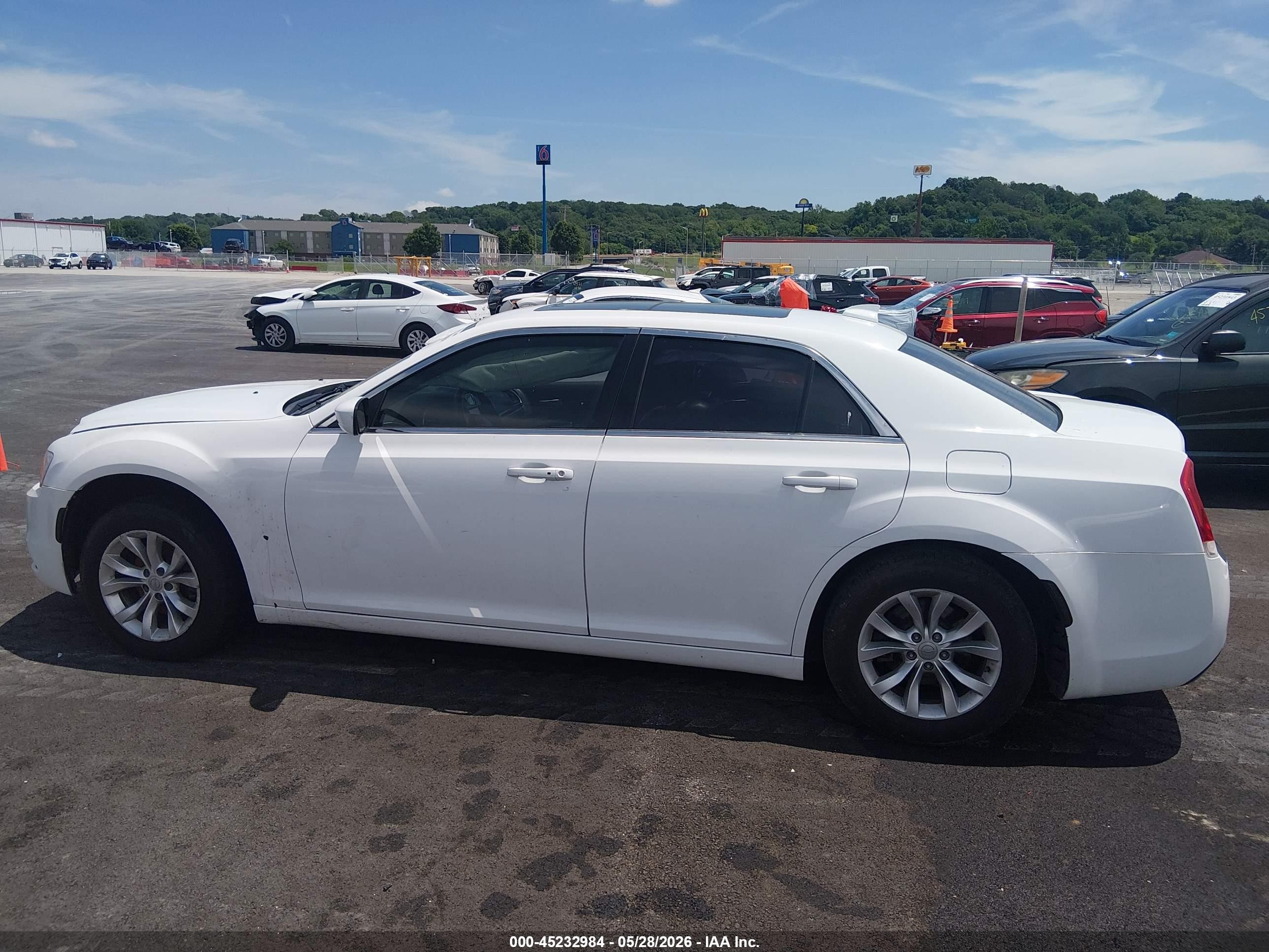 2015 Chrysler 300 Limited White vin: 2C3CCAAG2FH929847