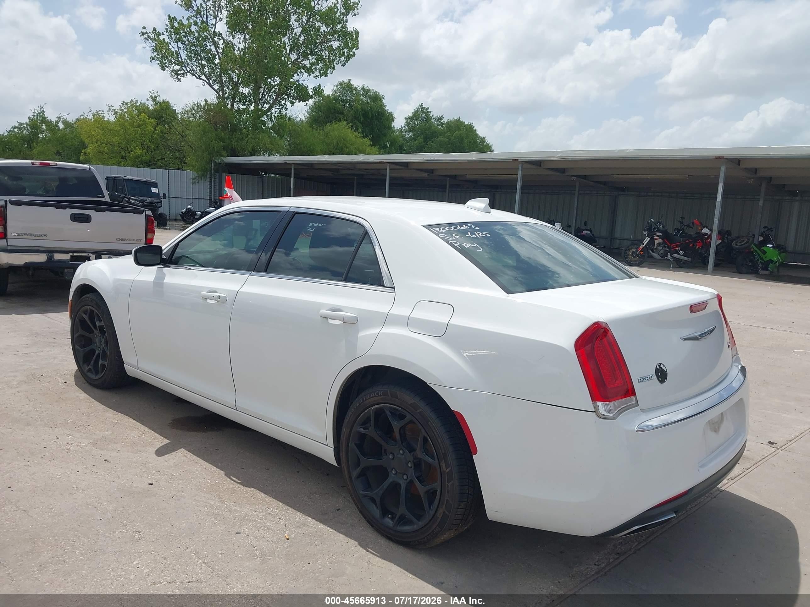 2016 Chrysler 300 Limited White vin: 2C3CCAAG2GH334448