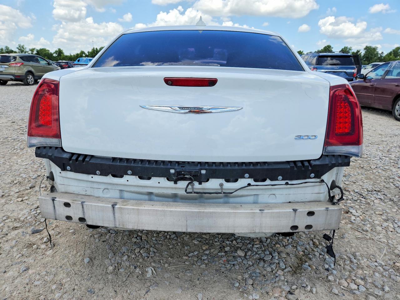 2018 Chrysler 300 Touring White vin: 2C3CCAAG2JH320959