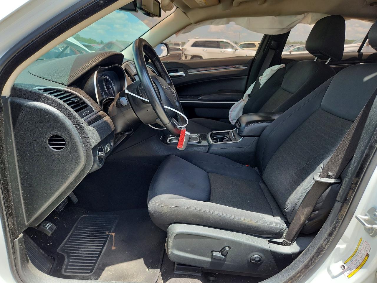 2018 Chrysler 300 Touring White vin: 2C3CCAAG2JH320959