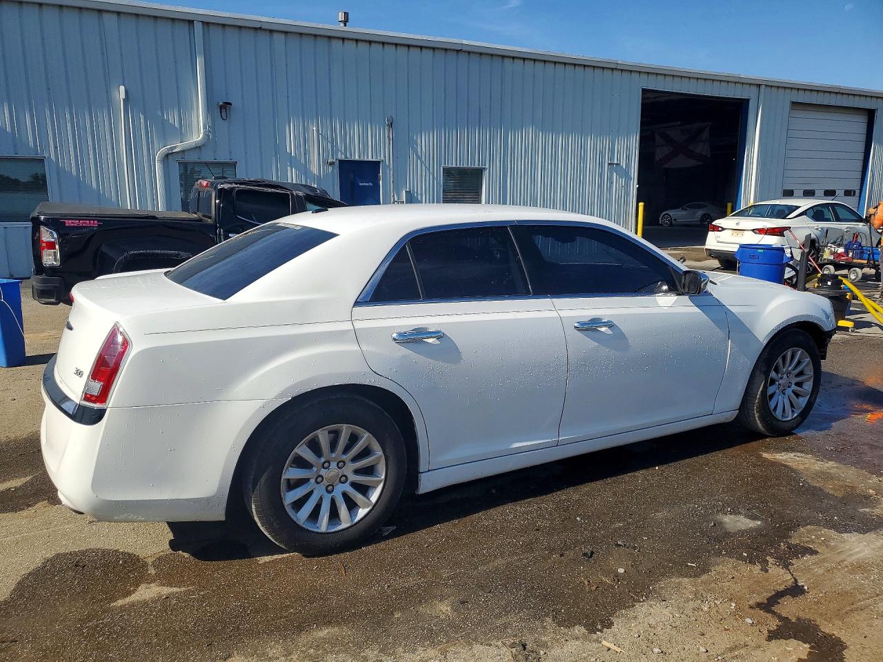 2013 Chrysler 300 White vin: 2C3CCAAG3DH615332