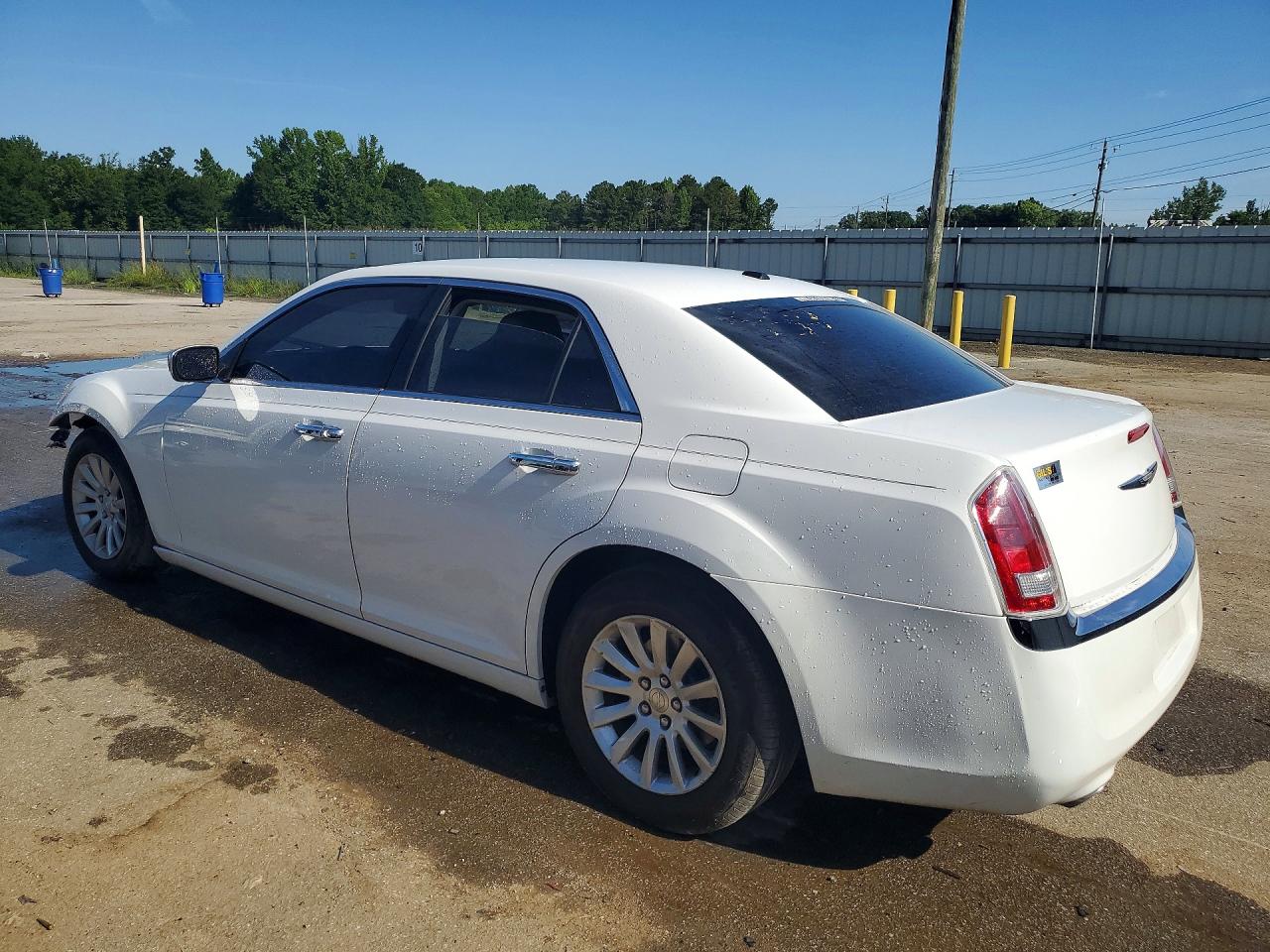 2013 Chrysler 300 White vin: 2C3CCAAG3DH615332