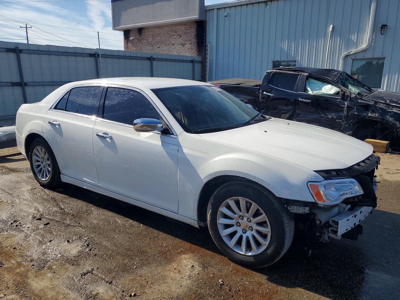 2013 Chrysler 300 White vin: 2C3CCAAG3DH615332