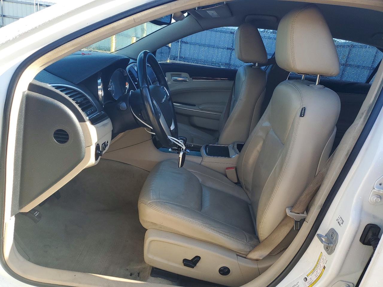 2013 Chrysler 300 White vin: 2C3CCAAG3DH615332