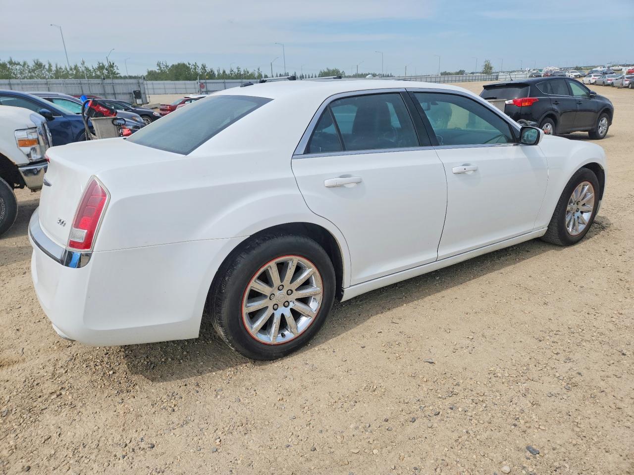 2013 Chrysler 300 White vin: 2C3CCAAG3DH694128