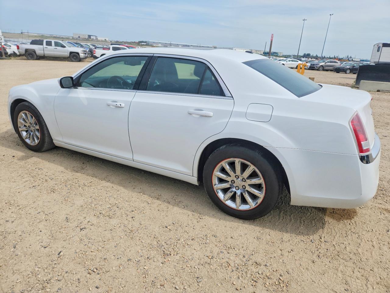 2013 Chrysler 300 White vin: 2C3CCAAG3DH694128