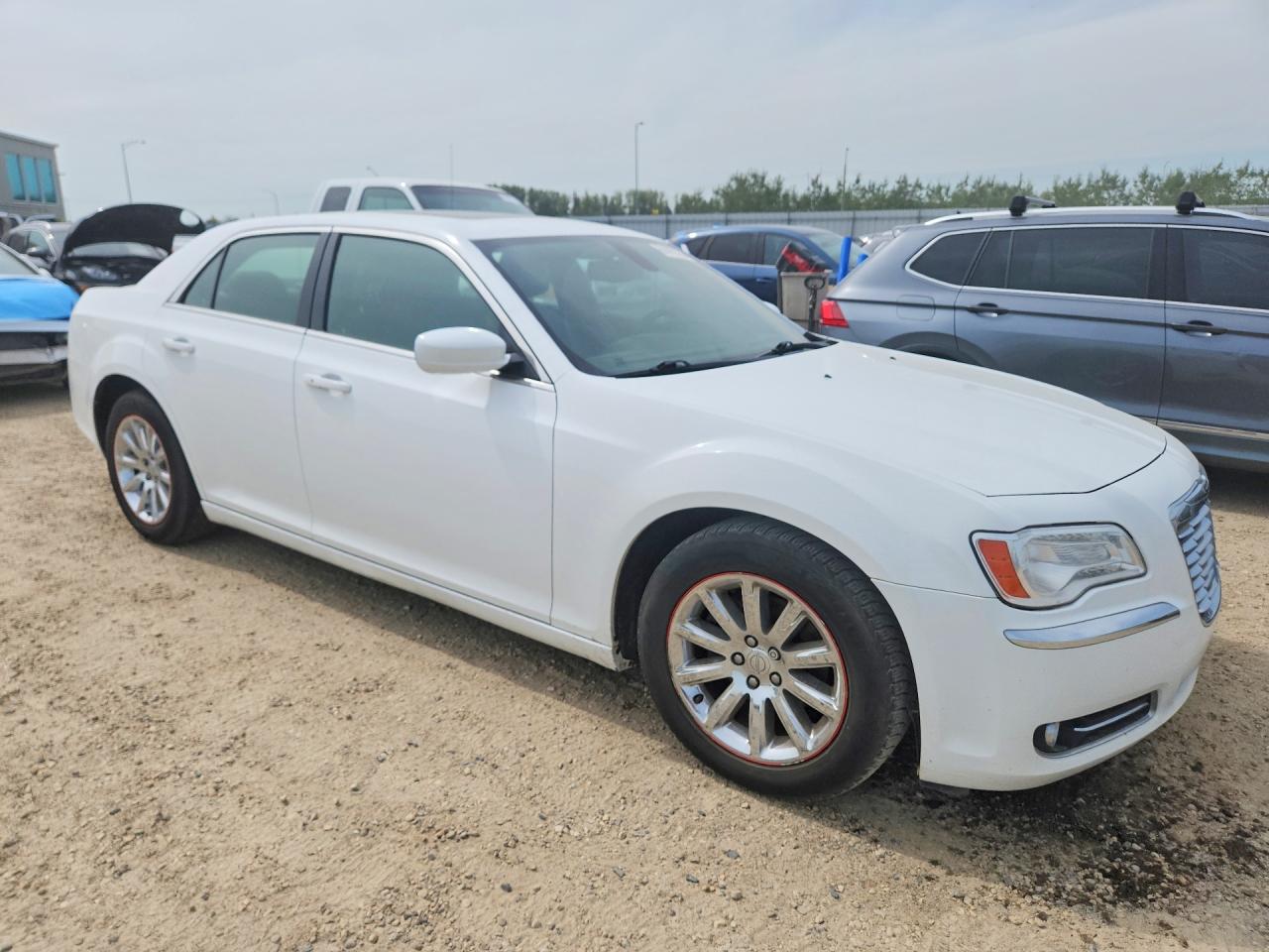2013 Chrysler 300 White vin: 2C3CCAAG3DH694128