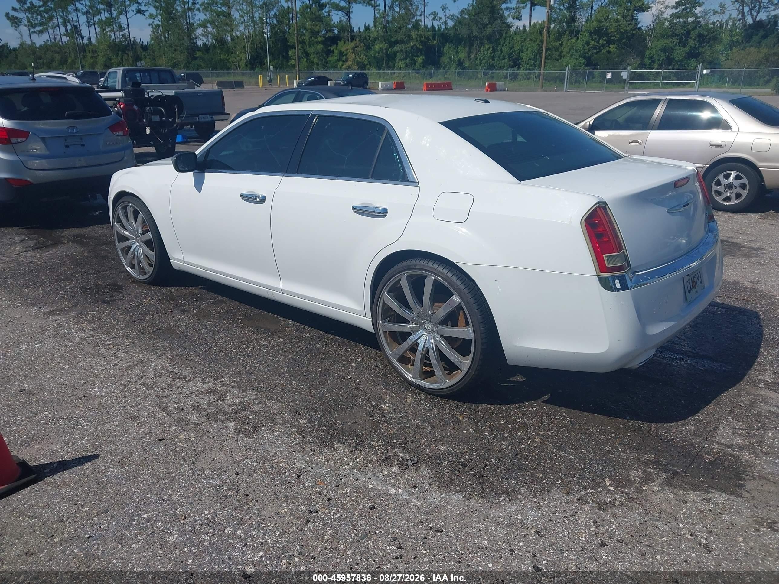 2014 Chrysler 300 White vin: 2C3CCAAG3EH175758