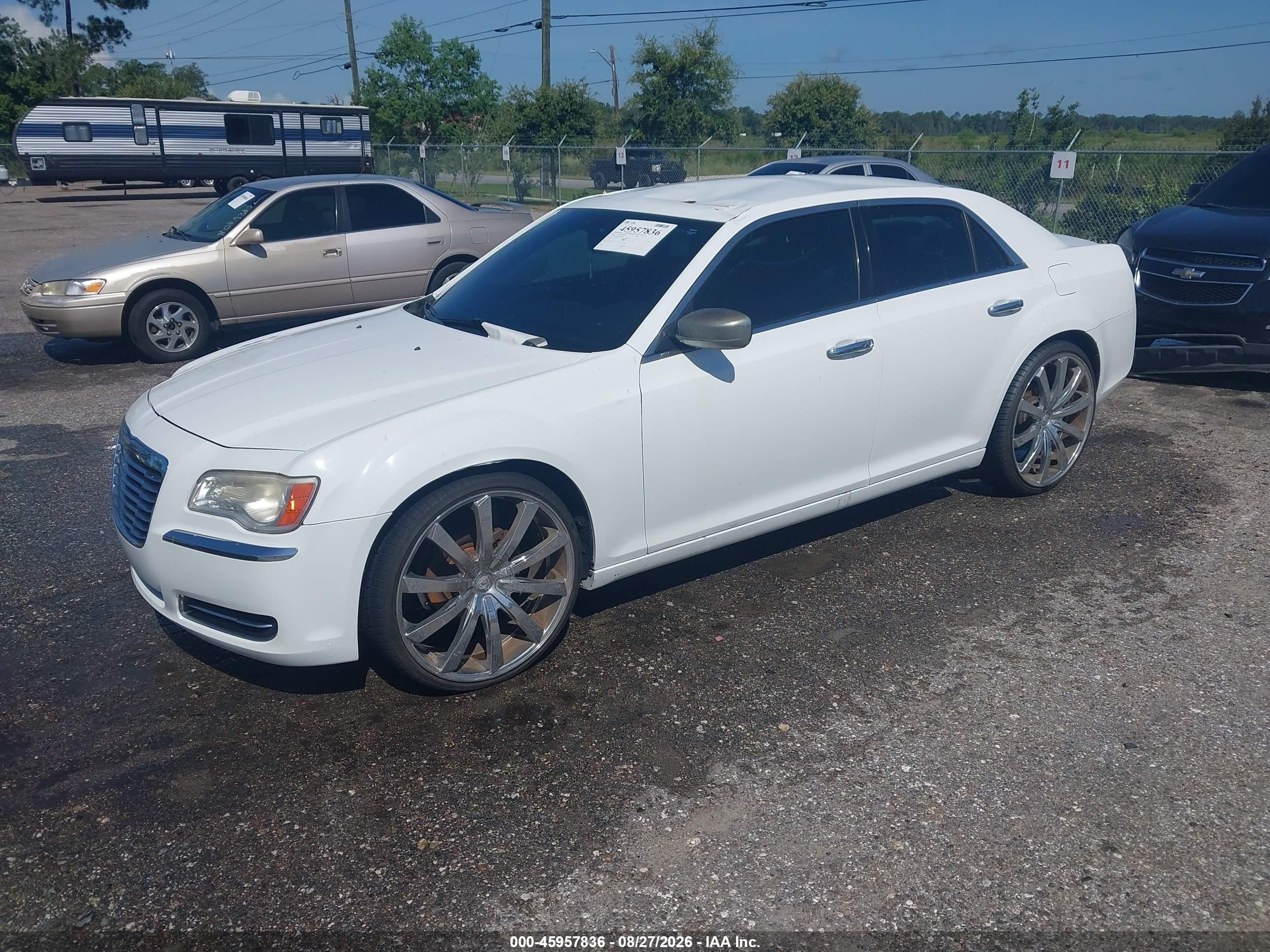 2014 Chrysler 300 White vin: 2C3CCAAG3EH175758