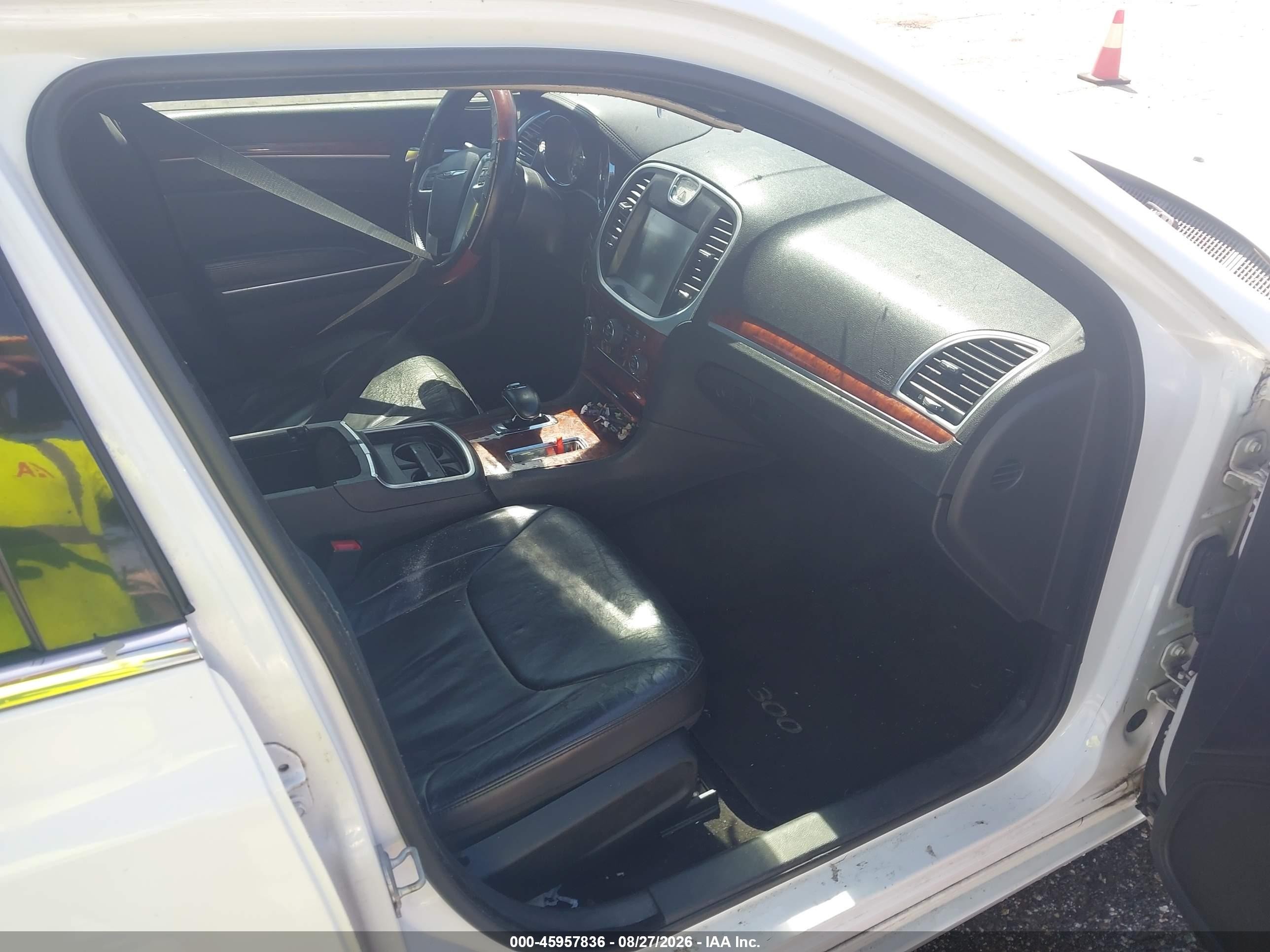 2014 Chrysler 300 White vin: 2C3CCAAG3EH175758