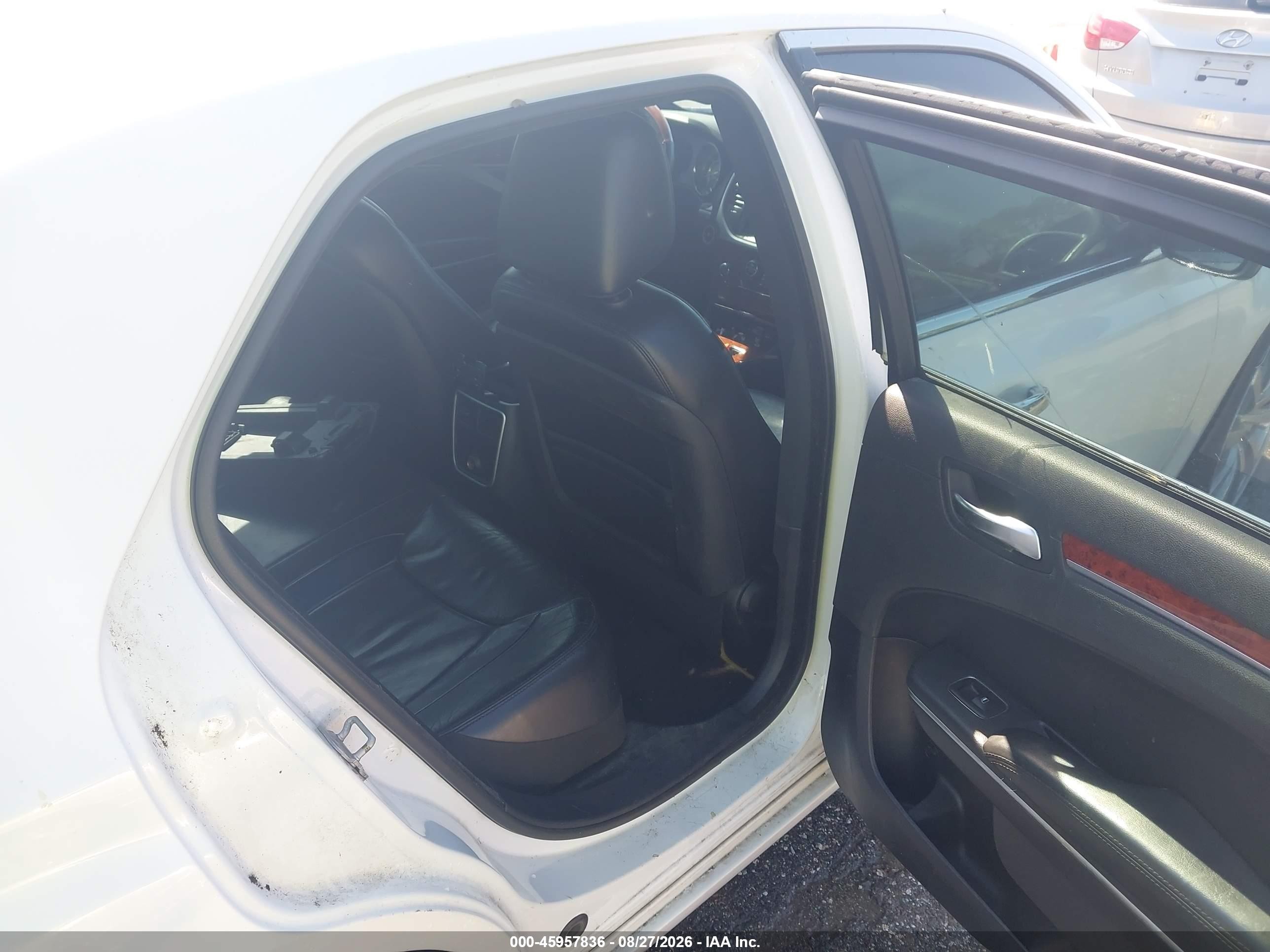 2014 Chrysler 300 White vin: 2C3CCAAG3EH175758
