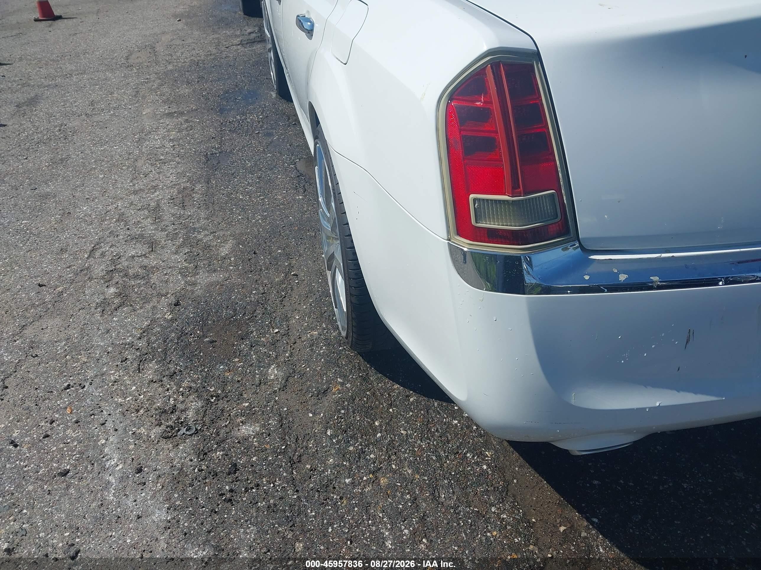2014 Chrysler 300 White vin: 2C3CCAAG3EH175758