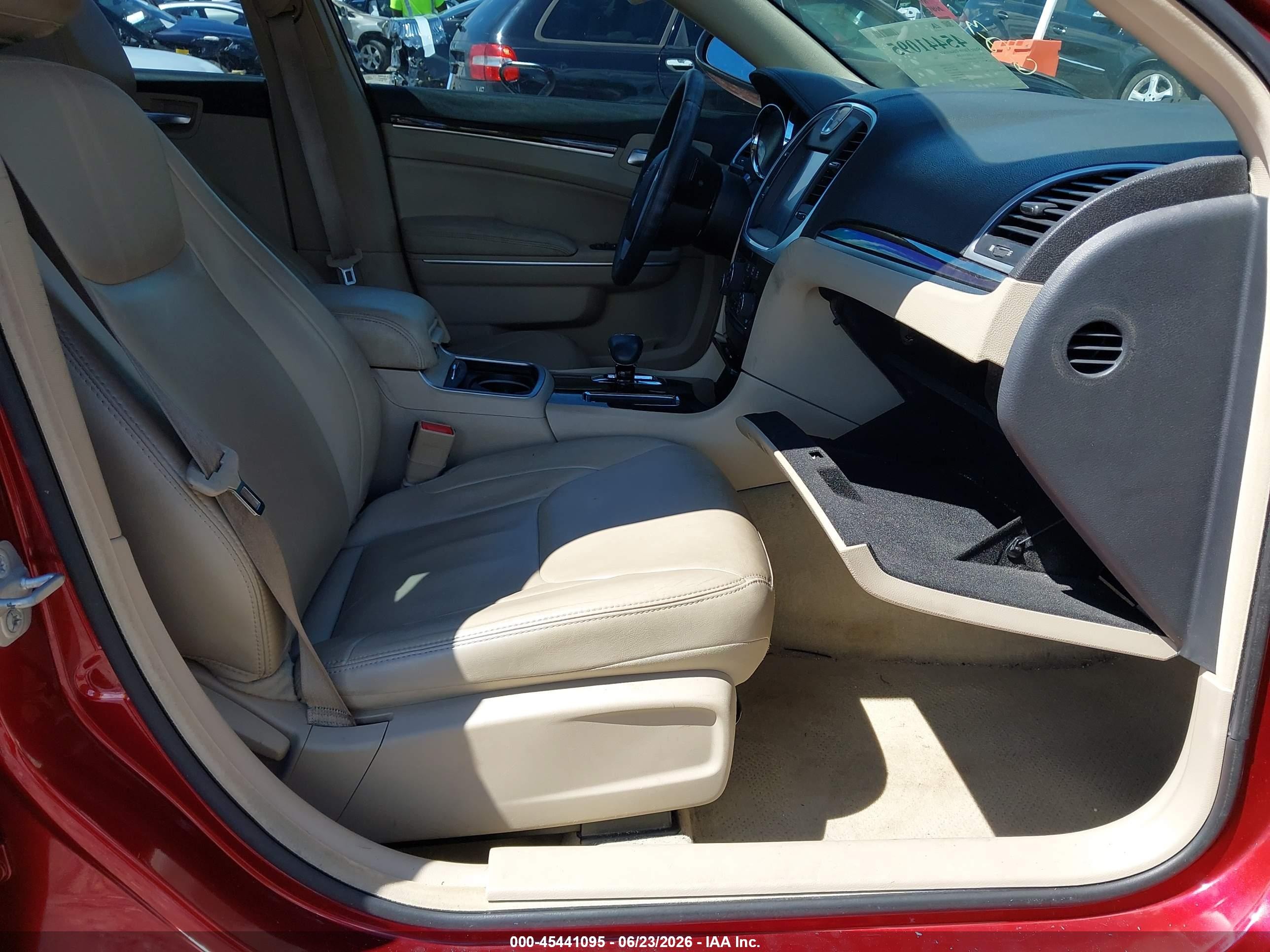 2014 Chrysler 300 Red vin: 2C3CCAAG3EH220147