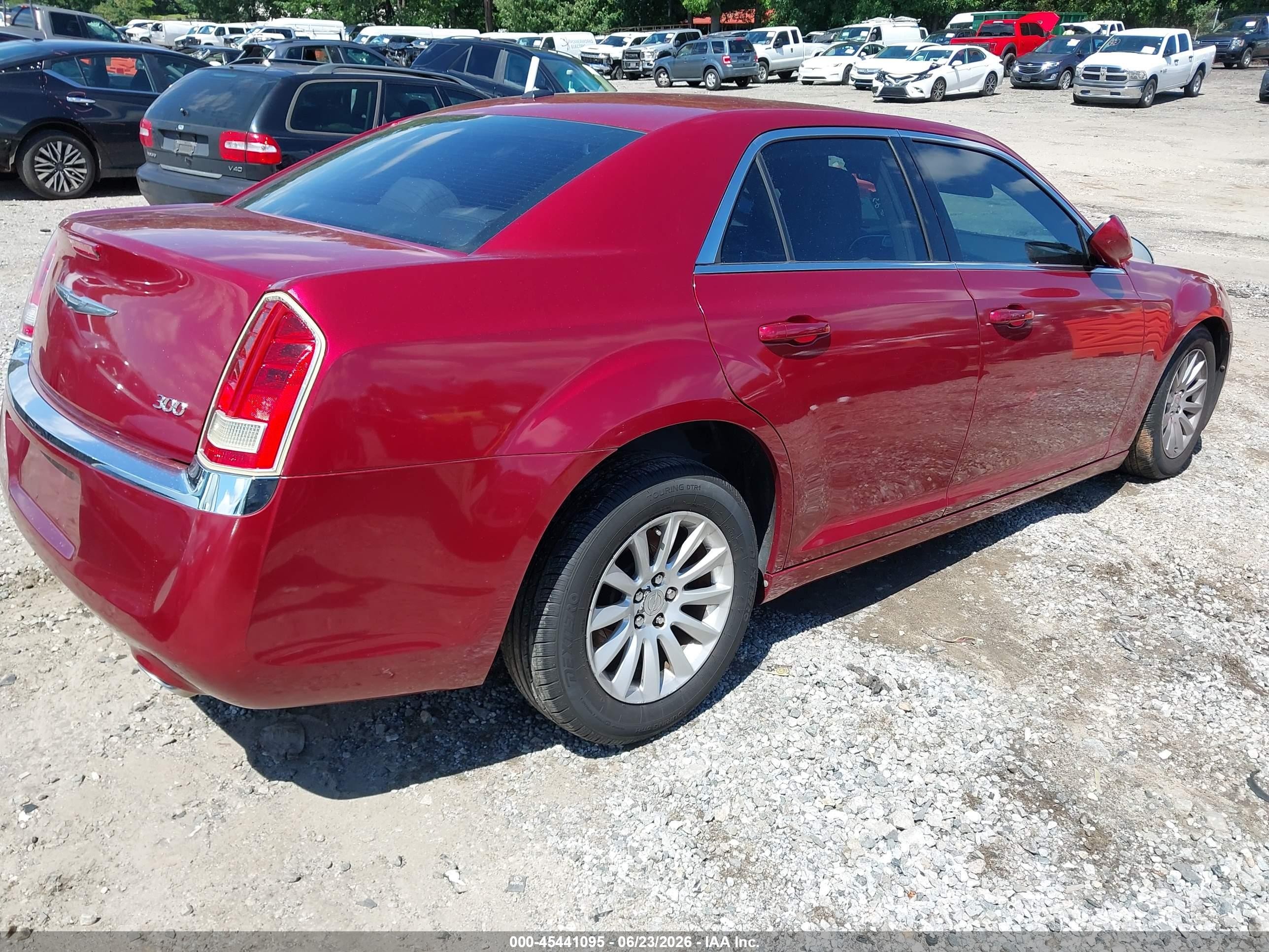 2014 Chrysler 300 Red vin: 2C3CCAAG3EH220147