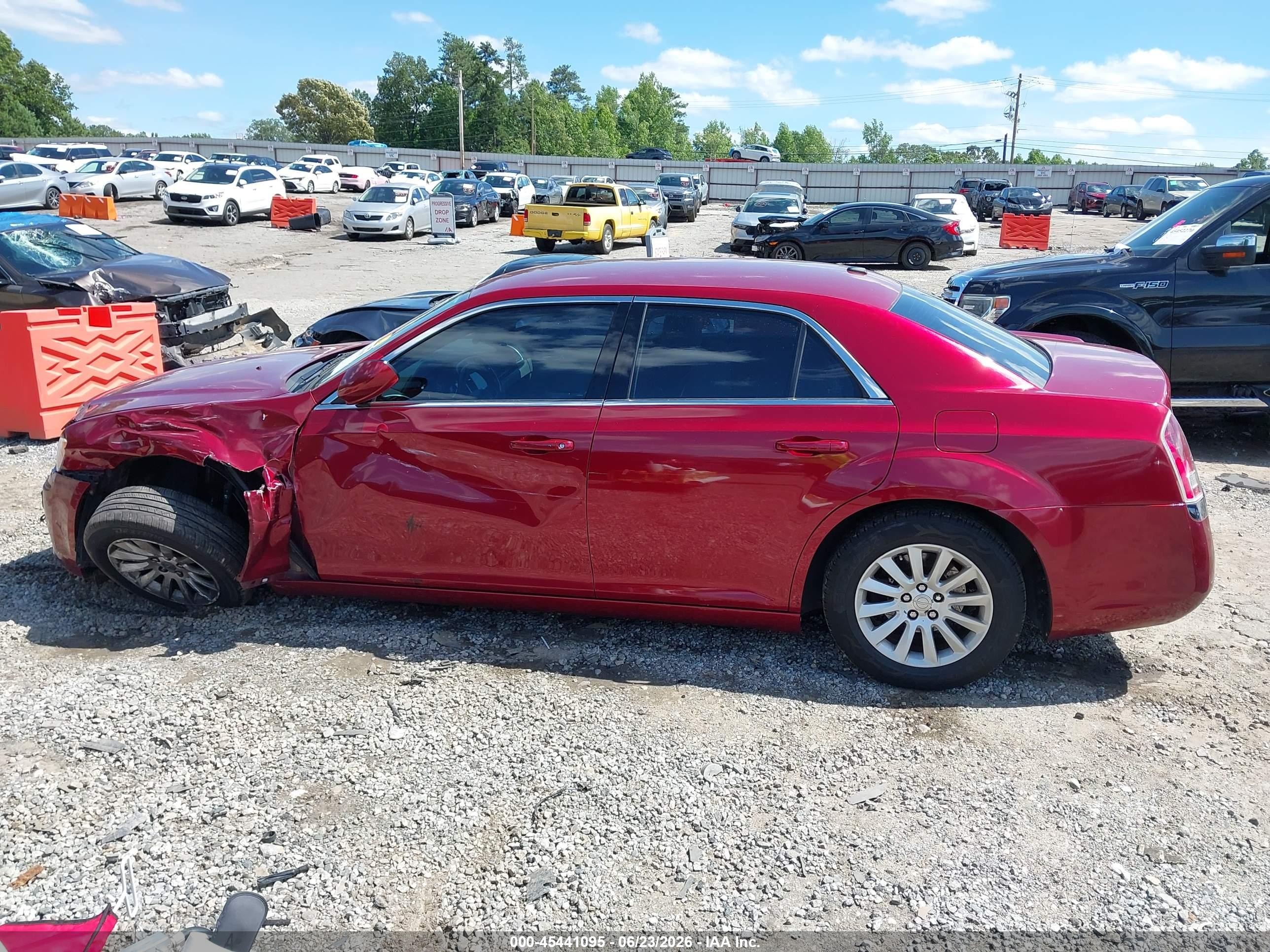 2014 Chrysler 300 Red vin: 2C3CCAAG3EH220147