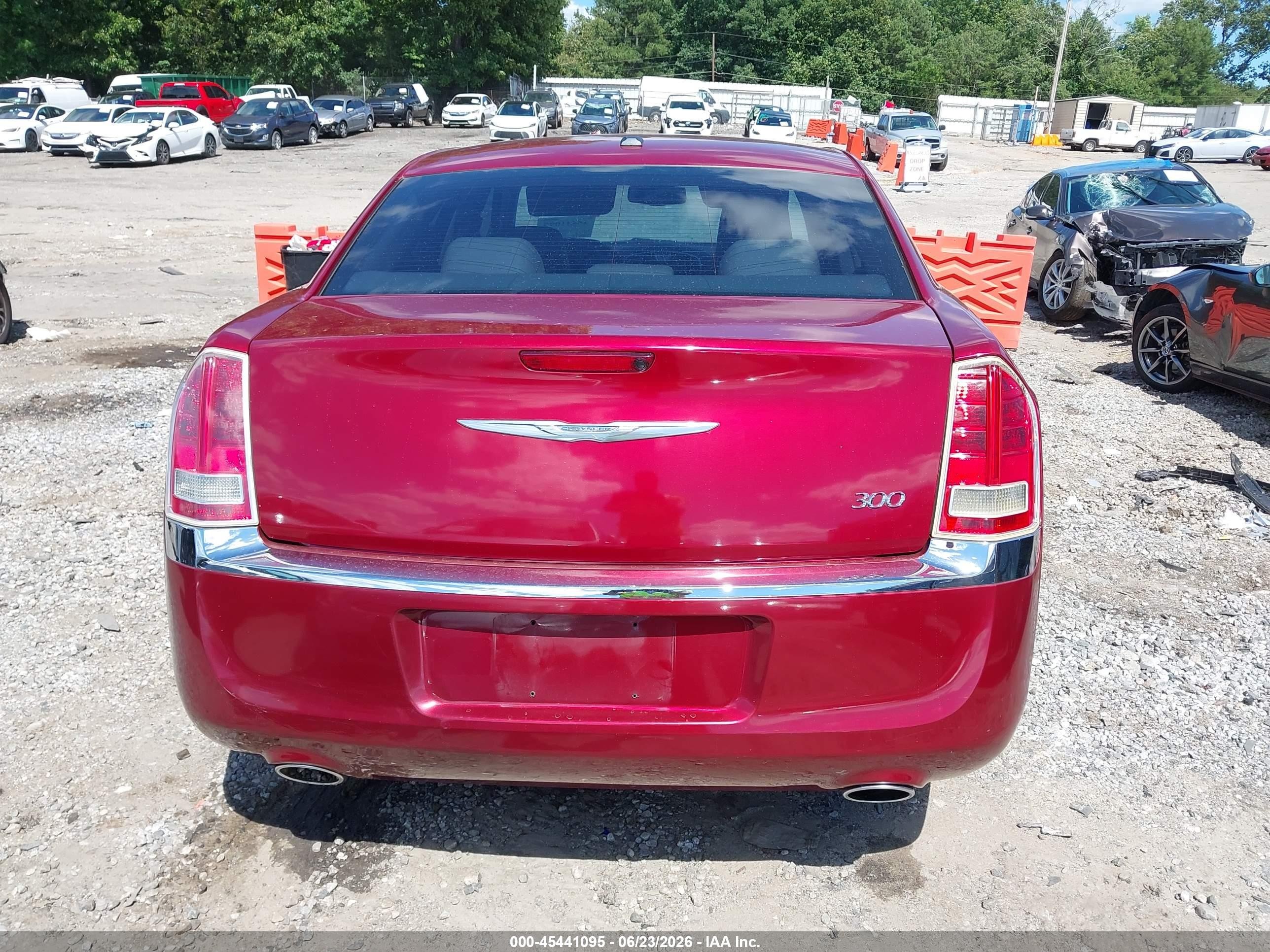2014 Chrysler 300 Red vin: 2C3CCAAG3EH220147