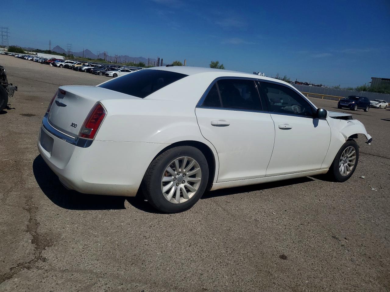 2014 Chrysler 300 White vin: 2C3CCAAG3EH243721