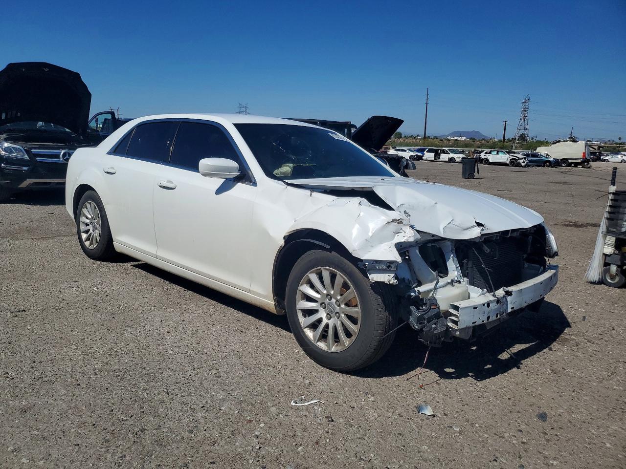 2014 Chrysler 300 White vin: 2C3CCAAG3EH243721