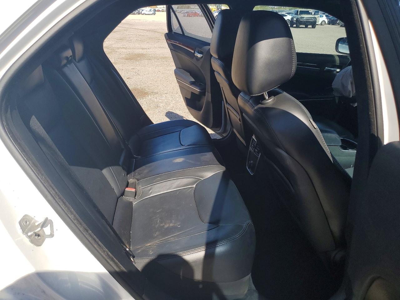 2014 Chrysler 300 White vin: 2C3CCAAG3EH243721
