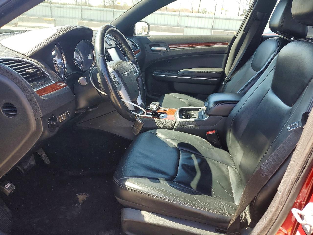 2014 Chrysler 300 Burgundy vin: 2C3CCAAG3EH252631