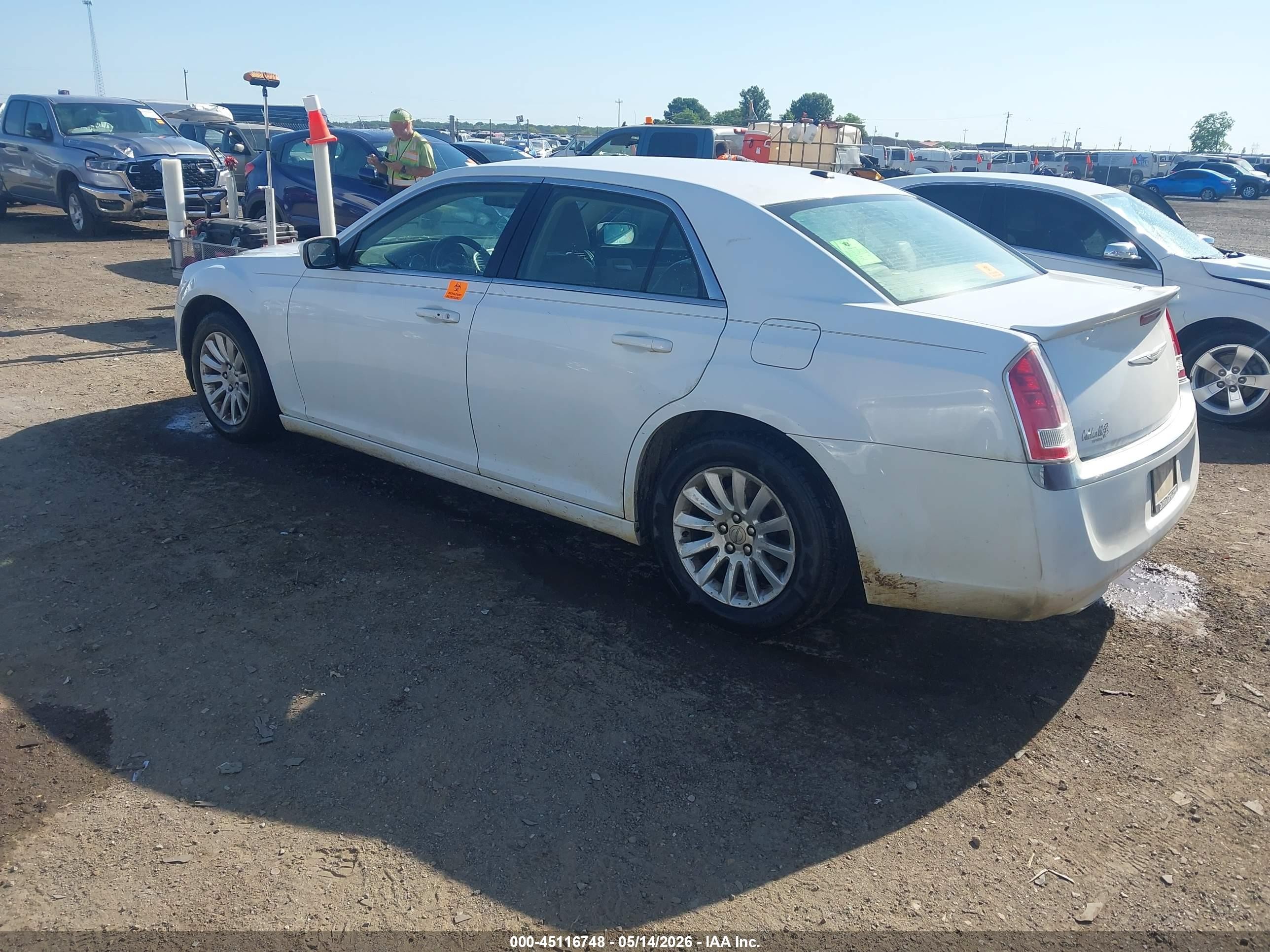 2014 Chrysler 300   Белый vin: 2C3CCAAG3EH288643