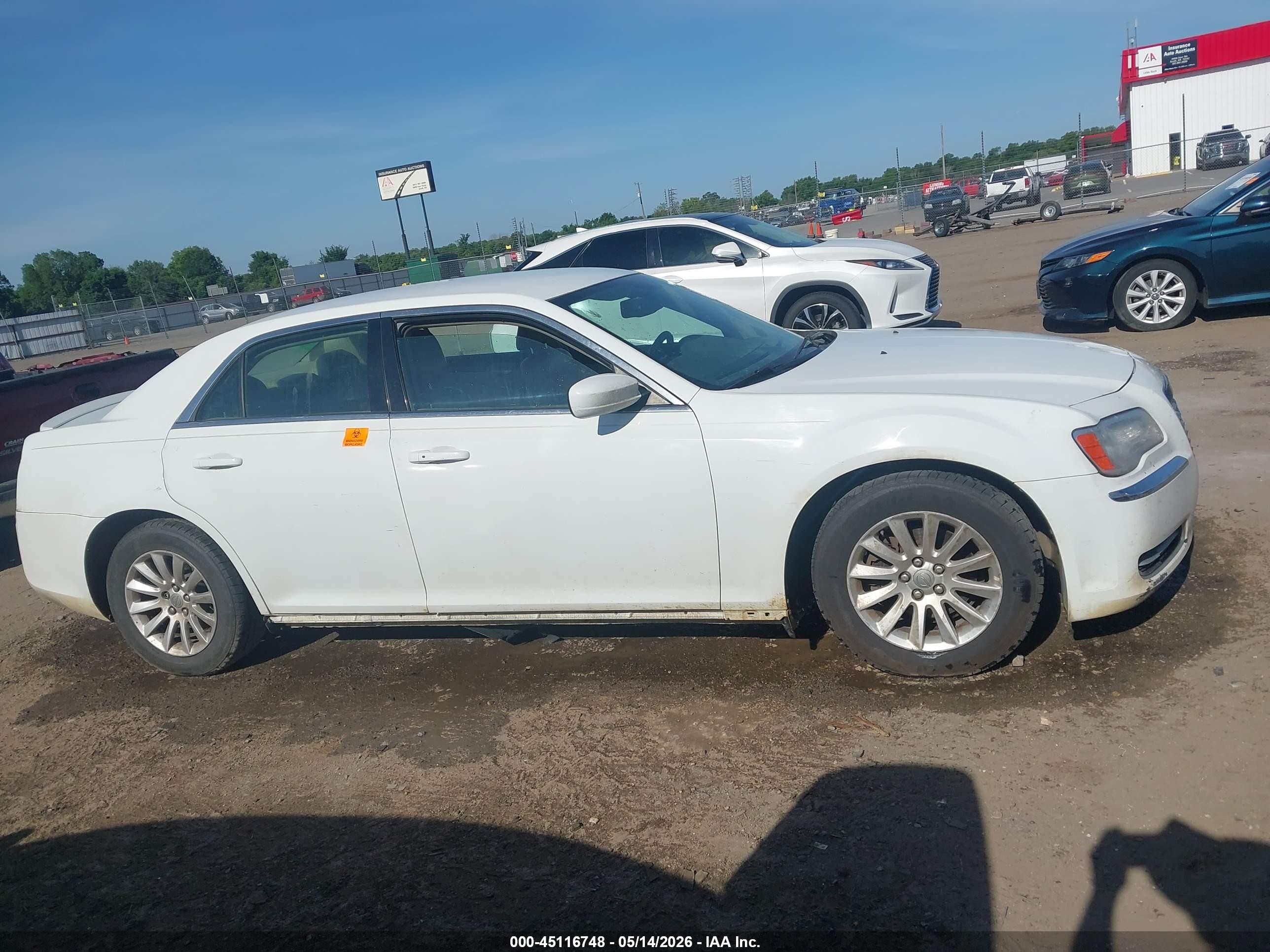 2014 Chrysler 300   Белый vin: 2C3CCAAG3EH288643