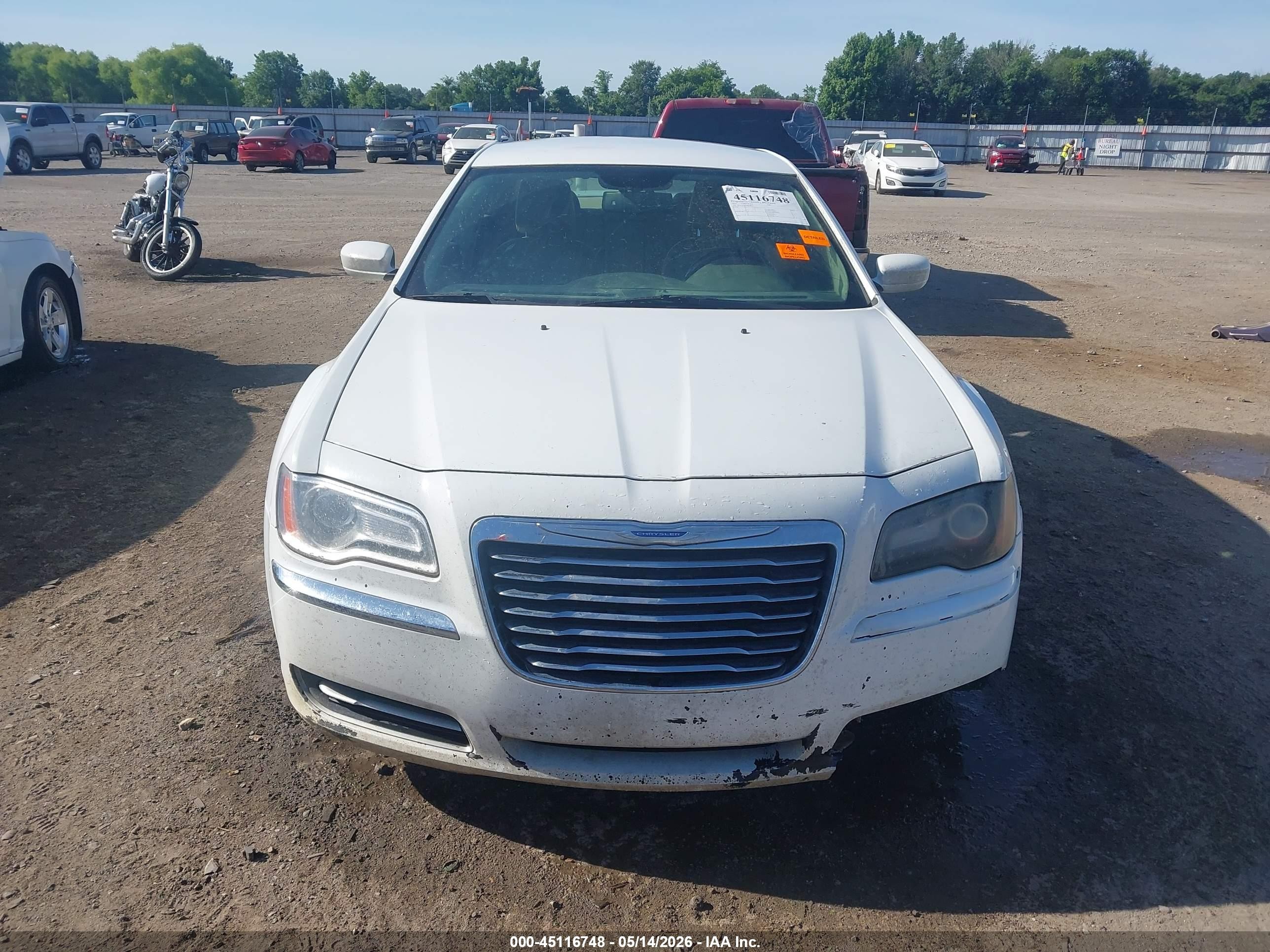 2014 Chrysler 300   Белый vin: 2C3CCAAG3EH288643