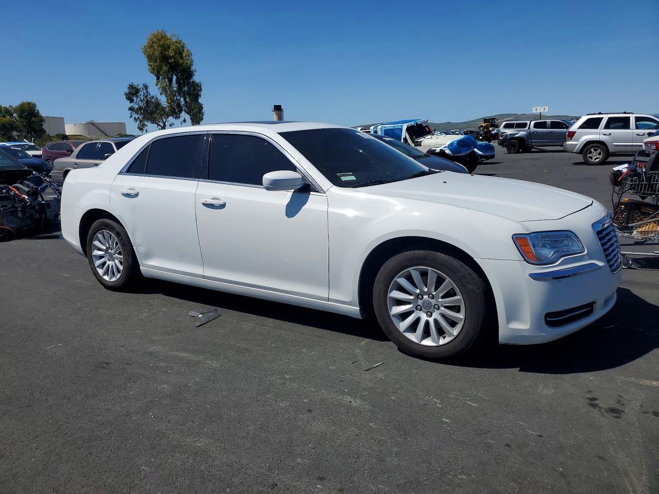 2014 Chrysler 300 White vin: 2C3CCAAG3EH382618