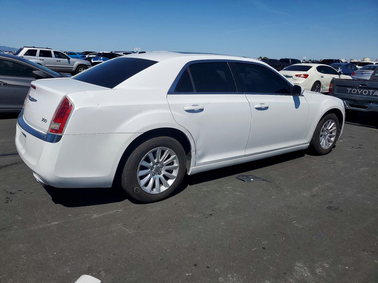 2014 Chrysler 300 White vin: 2C3CCAAG3EH382618