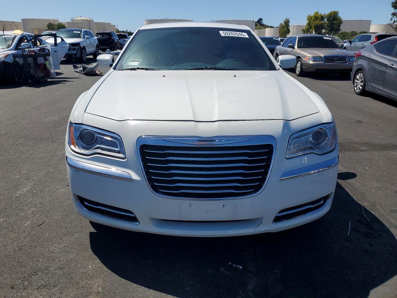 2014 Chrysler 300 White vin: 2C3CCAAG3EH382618