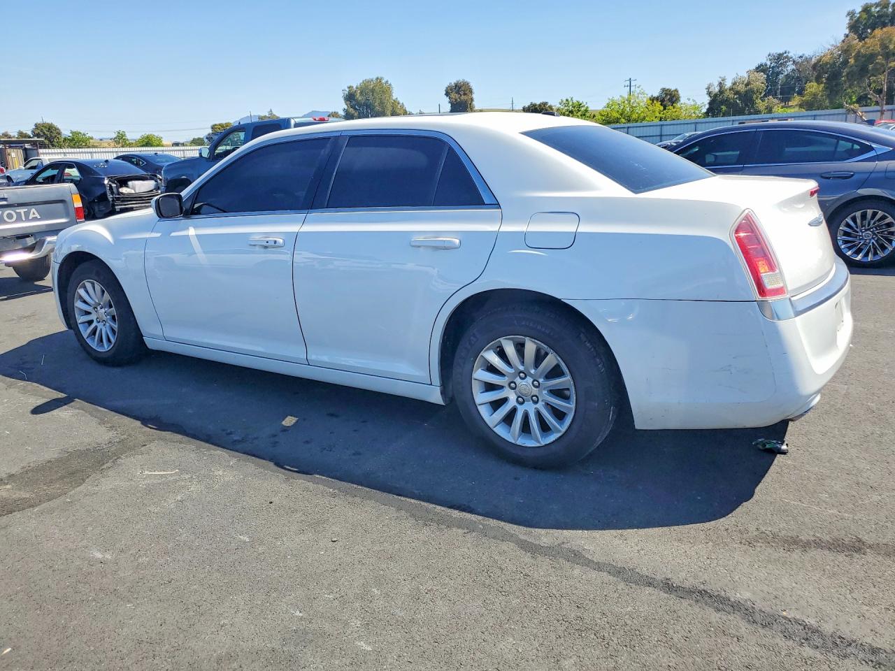 2014 Chrysler 300 White vin: 2C3CCAAG3EH382618