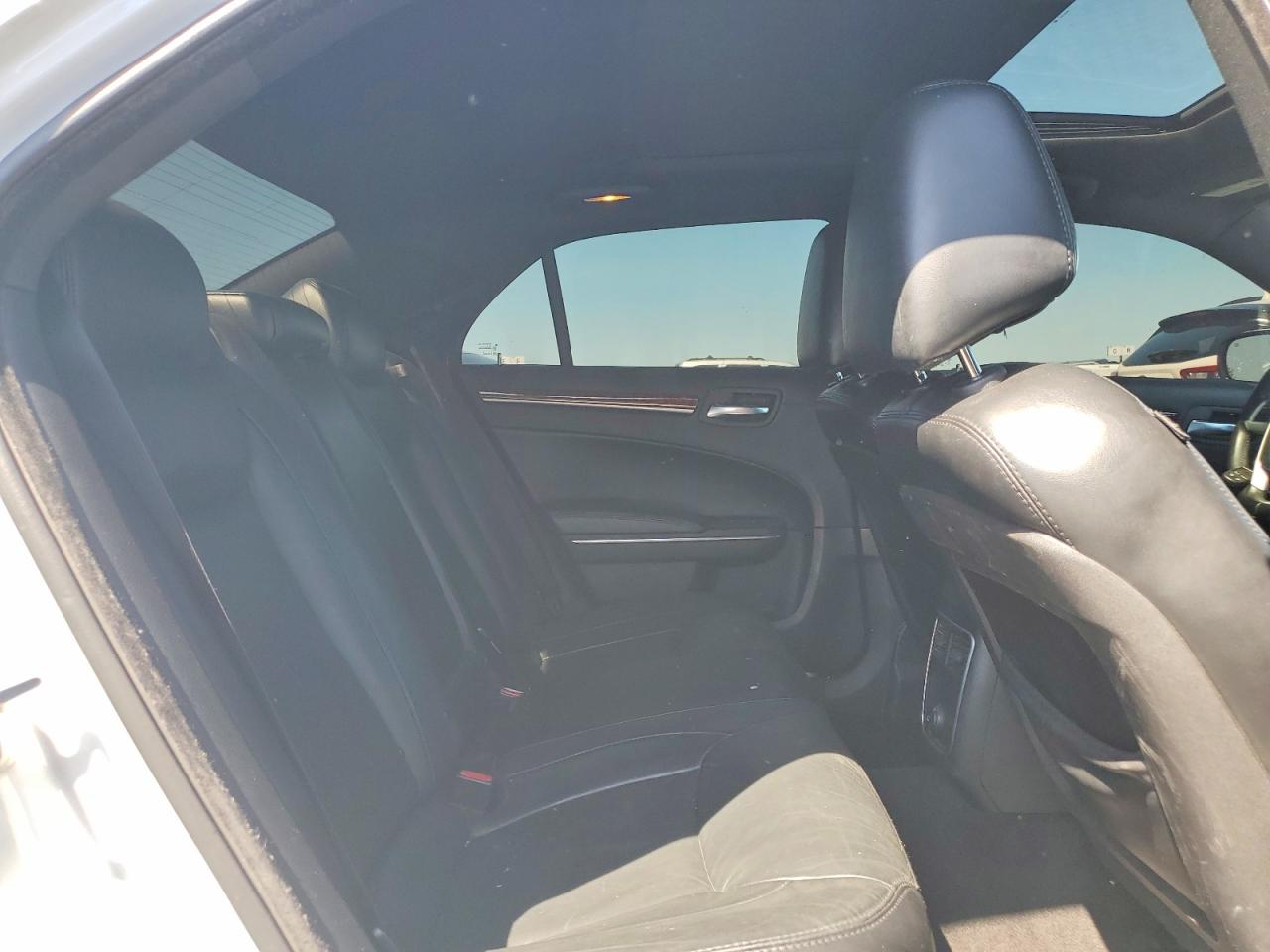 2014 Chrysler 300 White vin: 2C3CCAAG3EH382618