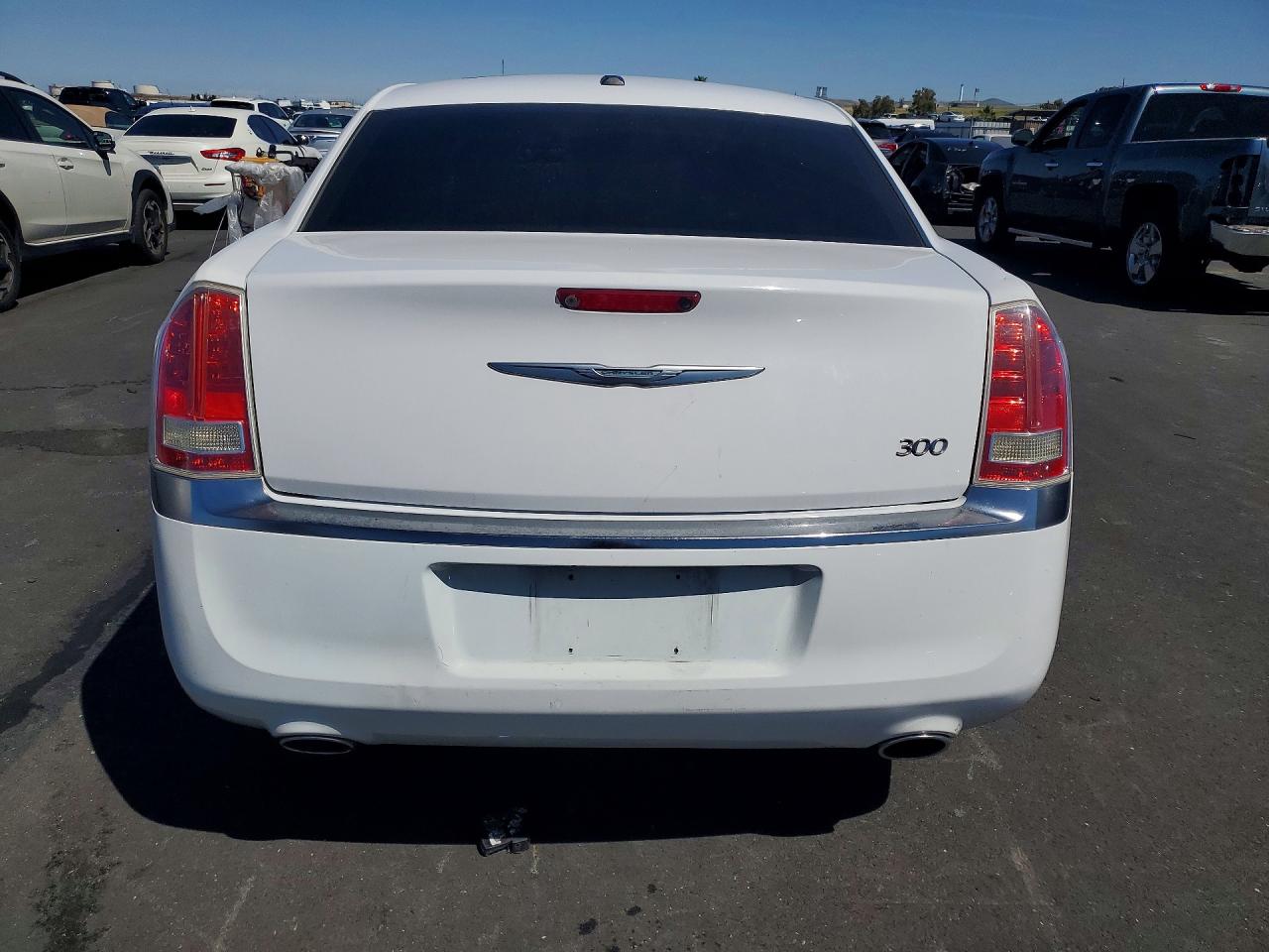 2014 Chrysler 300 White vin: 2C3CCAAG3EH382618