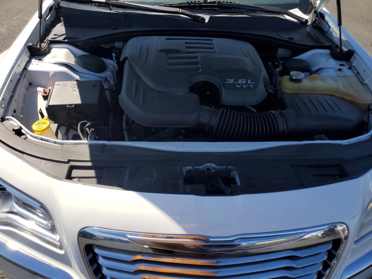 2014 Chrysler 300 White vin: 2C3CCAAG3EH382618