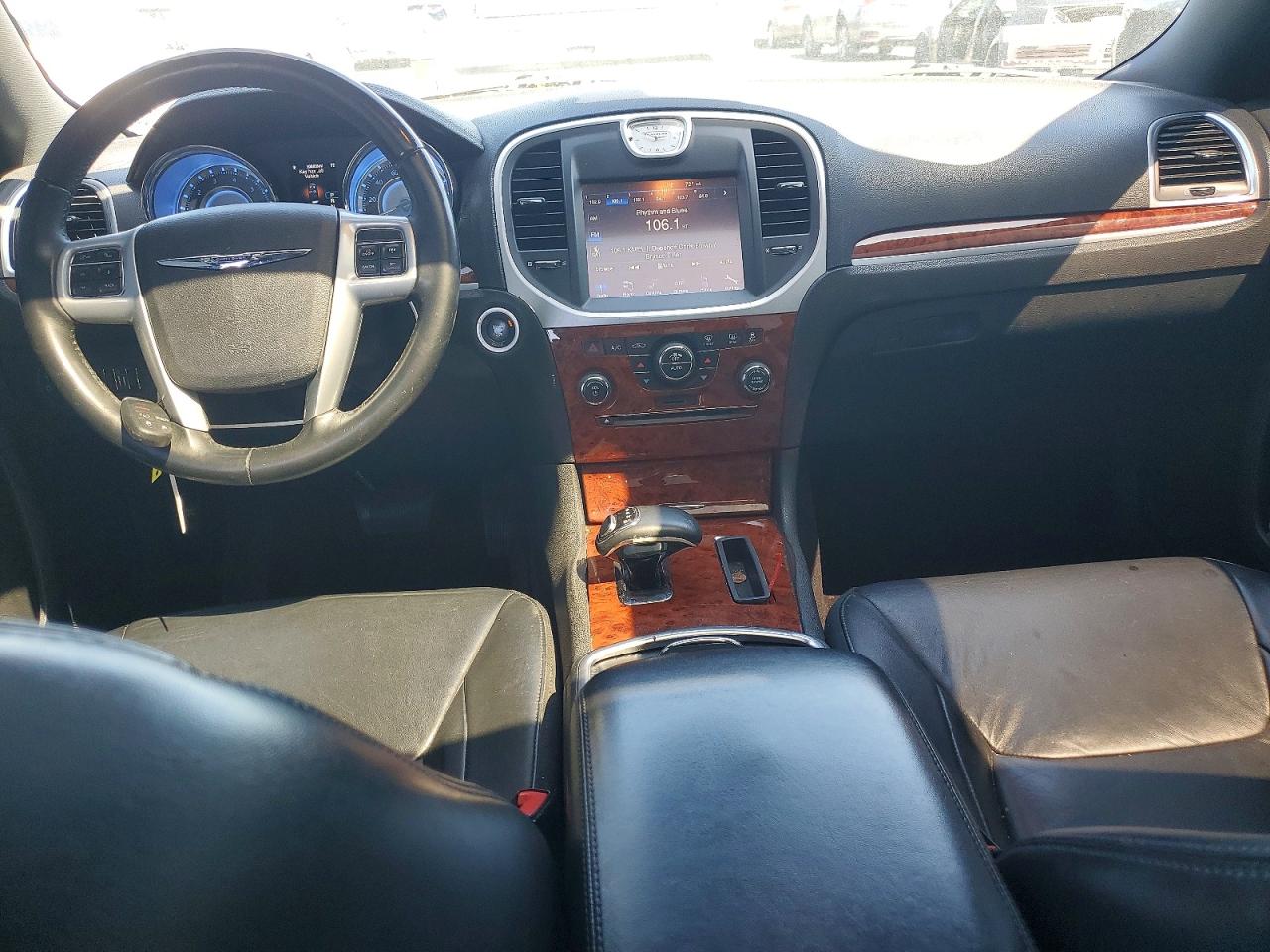 2014 Chrysler 300 White vin: 2C3CCAAG3EH382618