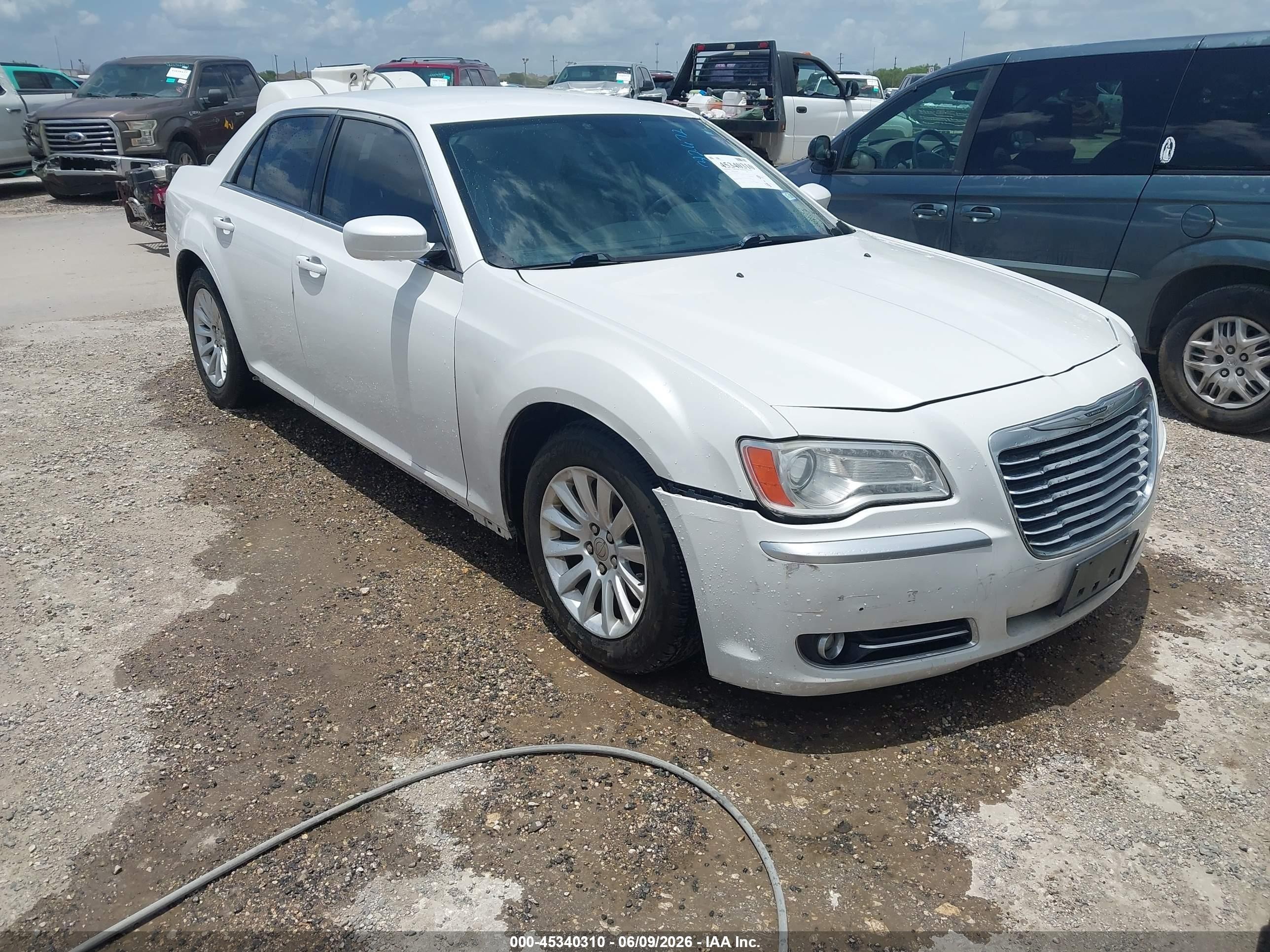 2012 Chrysler 300   White vin: 2C3CCAAG4CH312672