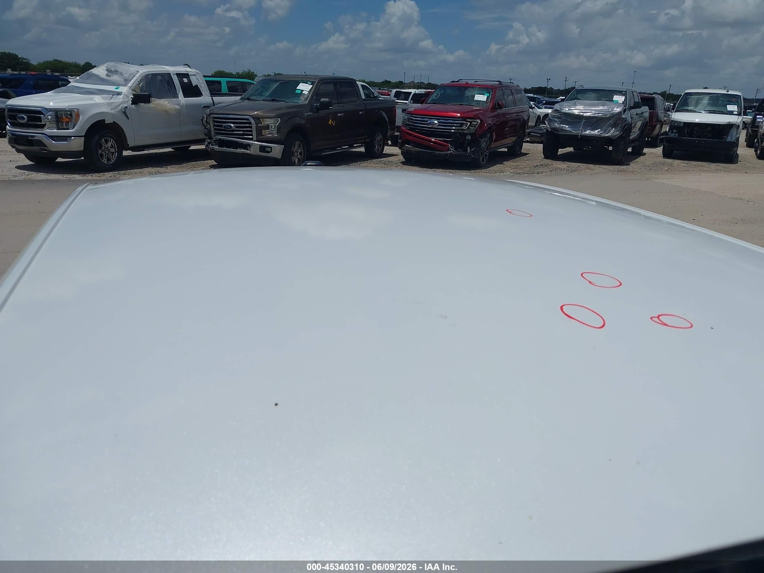 2012 Chrysler 300   White vin: 2C3CCAAG4CH312672