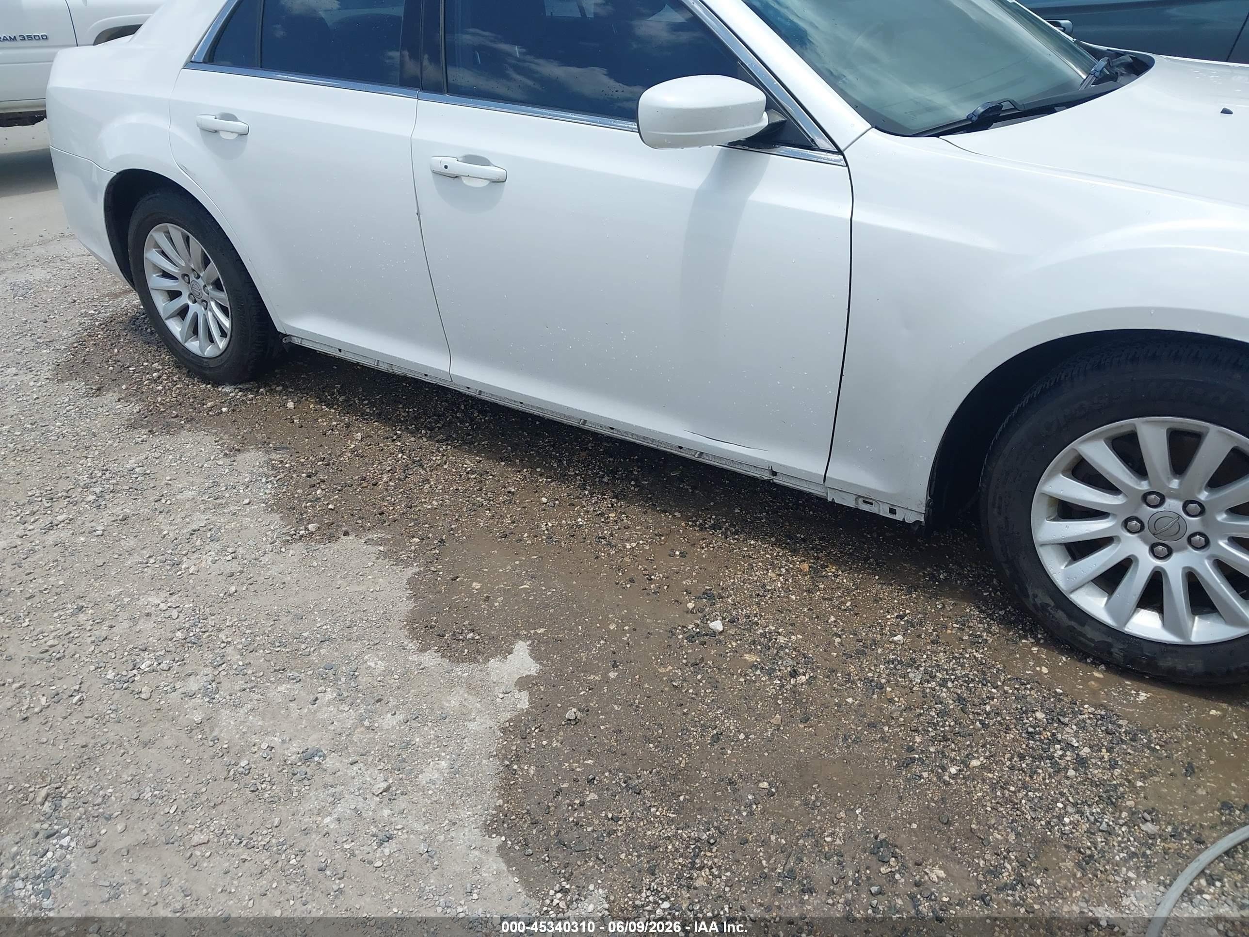 2012 Chrysler 300   White vin: 2C3CCAAG4CH312672