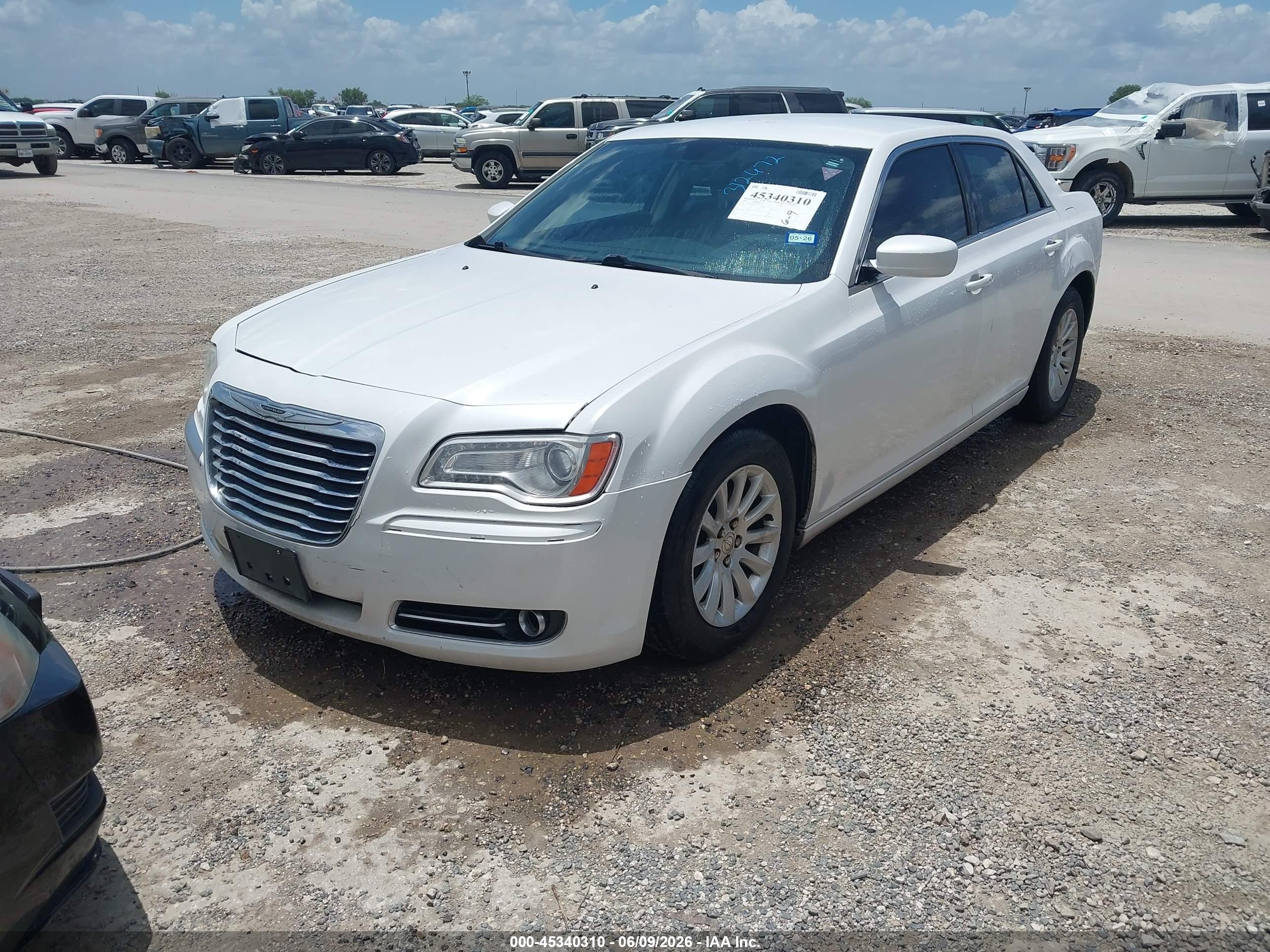 2012 Chrysler 300   White vin: 2C3CCAAG4CH312672