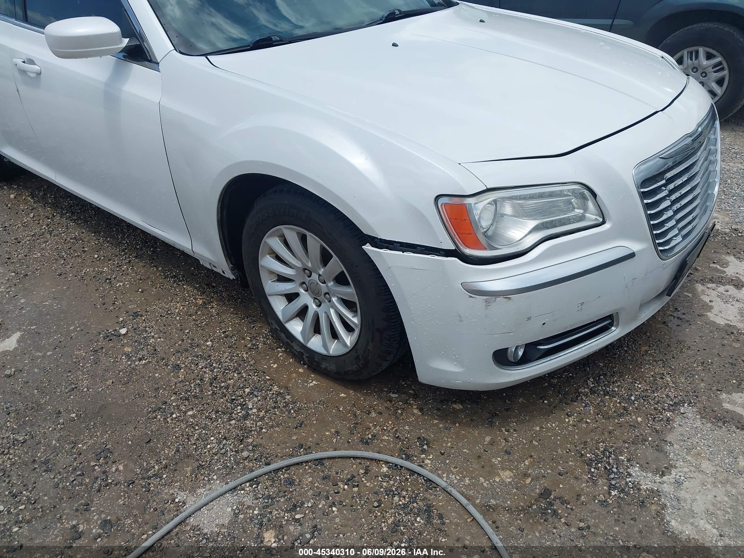 2012 Chrysler 300   White vin: 2C3CCAAG4CH312672