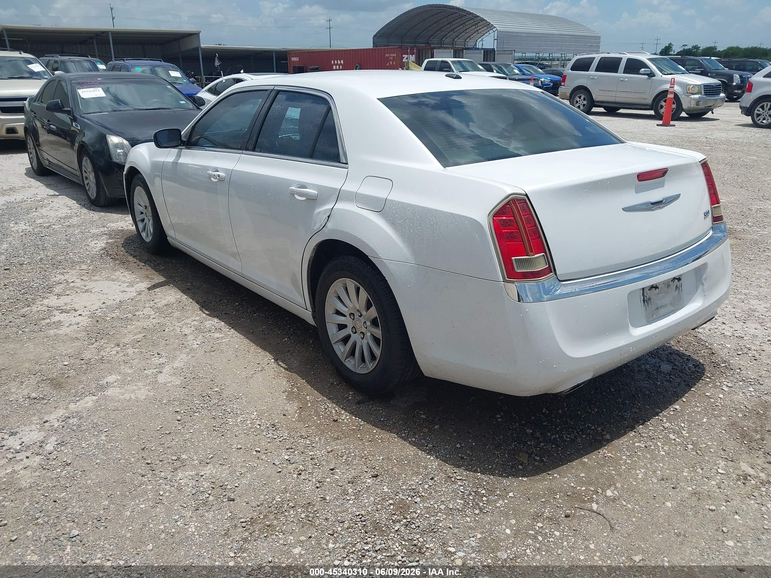2012 Chrysler 300   White vin: 2C3CCAAG4CH312672