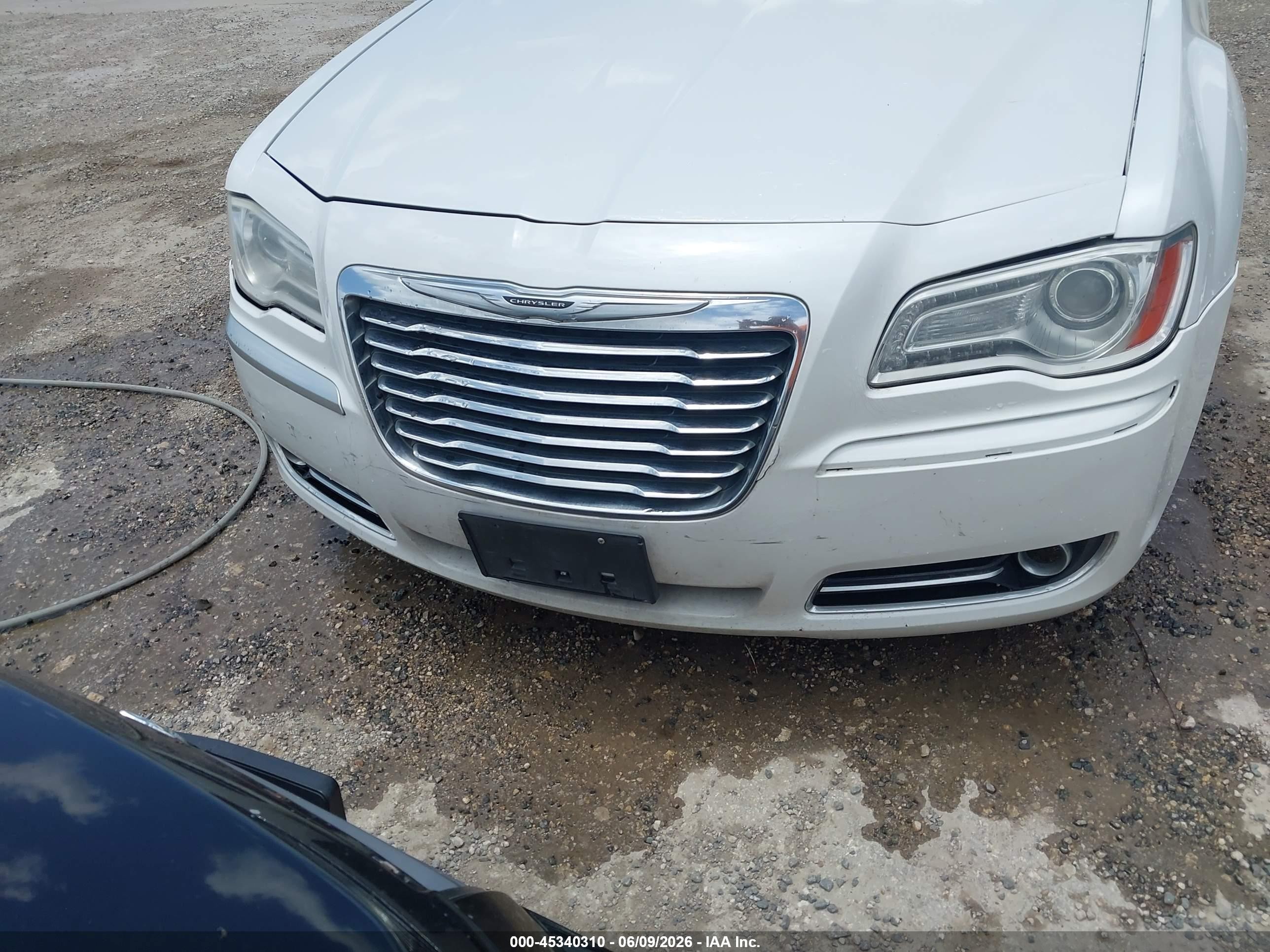 2012 Chrysler 300   White vin: 2C3CCAAG4CH312672