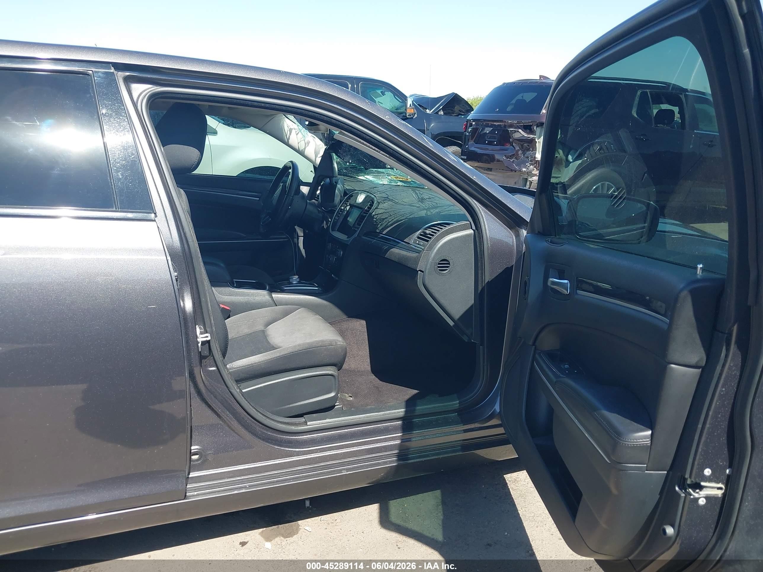 2019 Chrysler 300 Touring Gray vin: 2C3CCAAG4KH500865