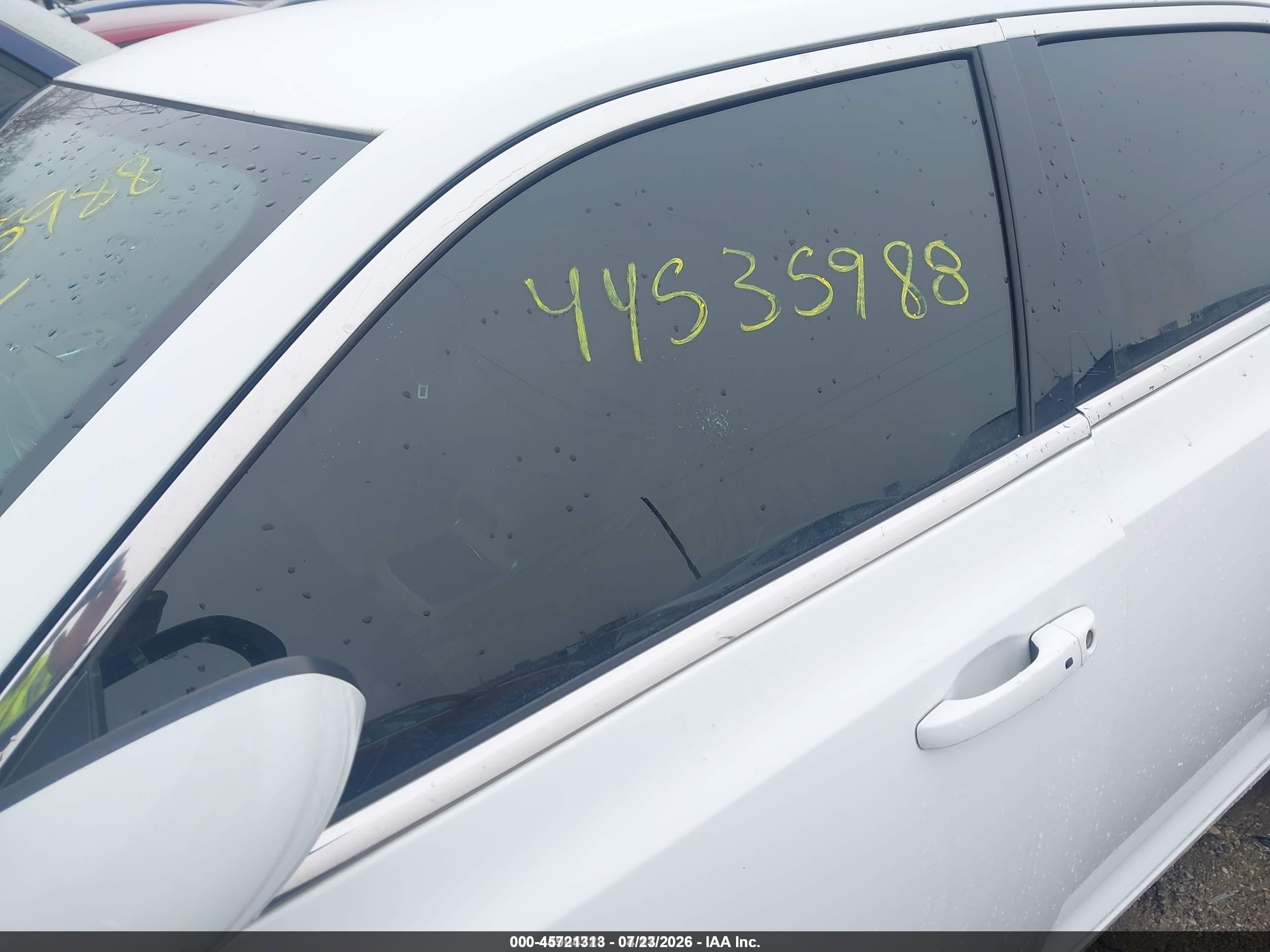 2014 Chrysler 300   White vin: 2C3CCAAG5EH175518