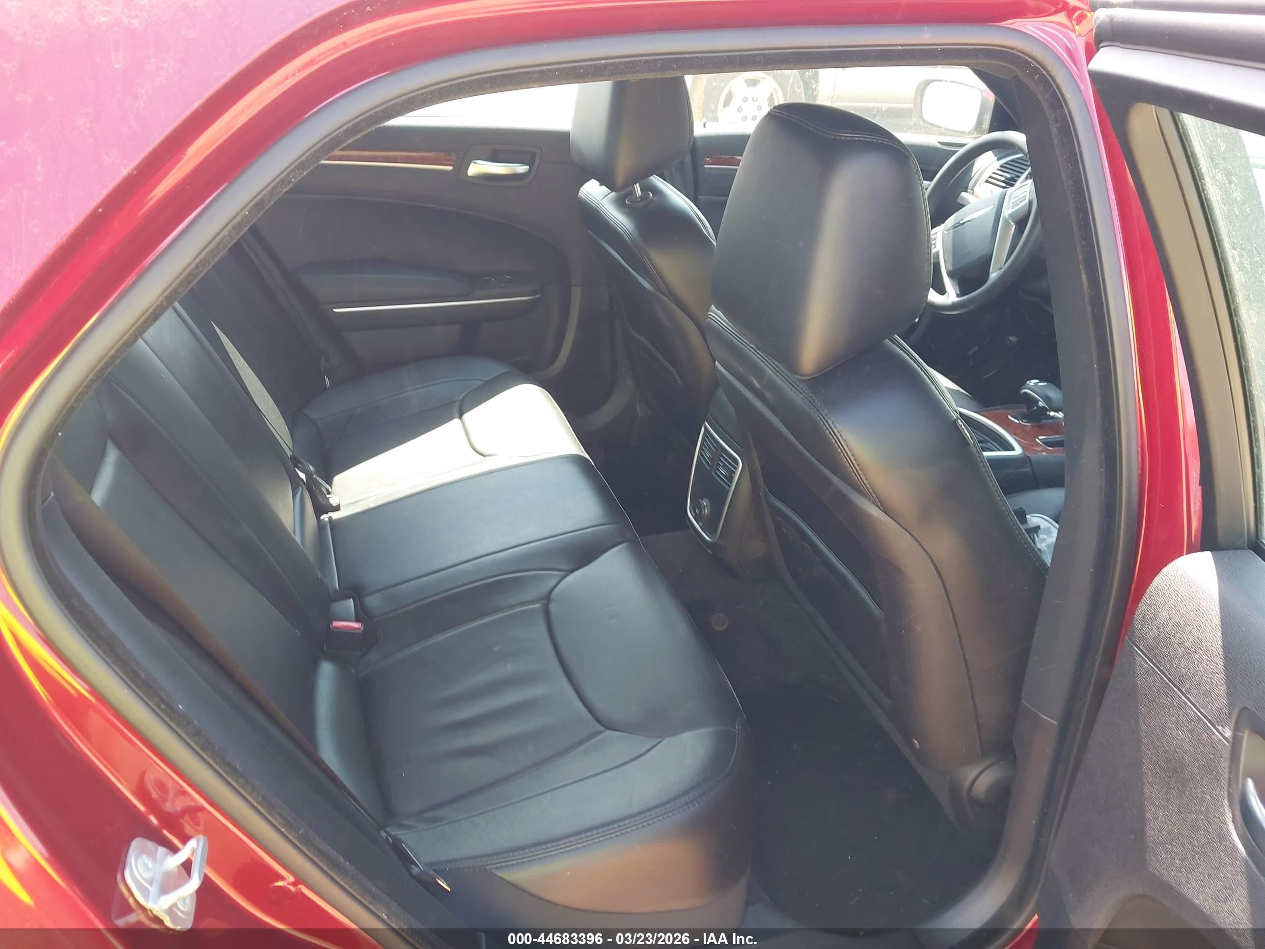 2014 Chrysler 300   Red vin: 2C3CCAAG5EH220960